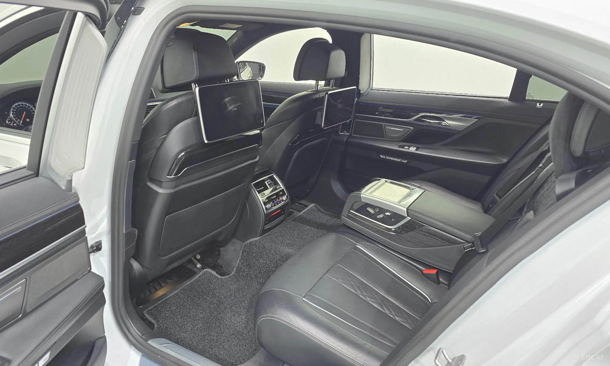 BMW 7 Series (G11) превью 11