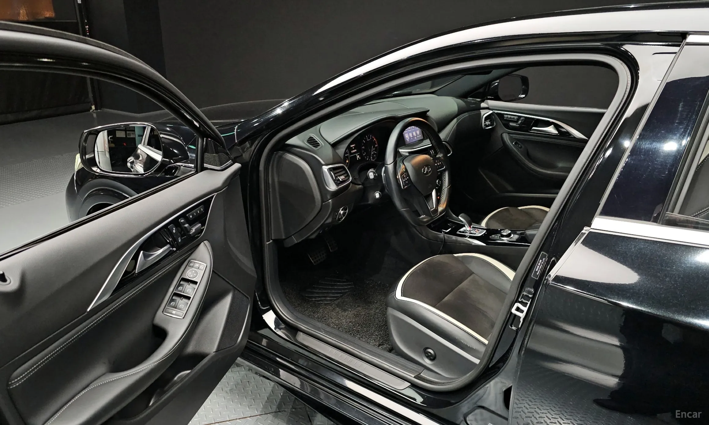 Infiniti Q30 превью 10