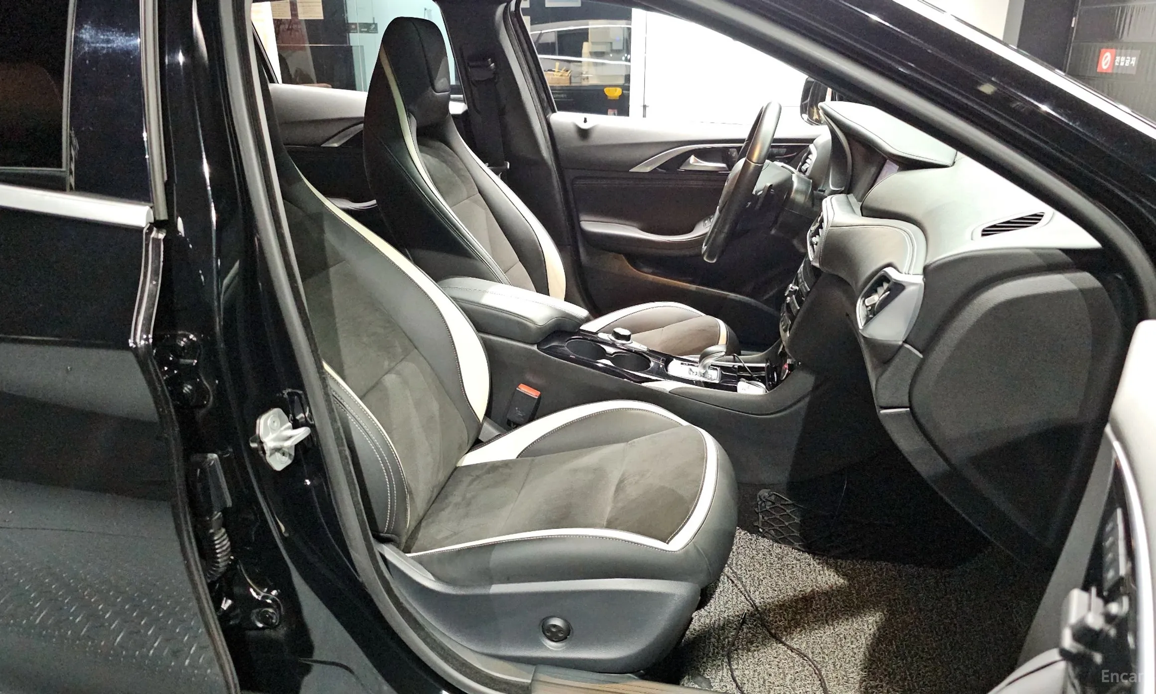 Infiniti Q30 превью 12