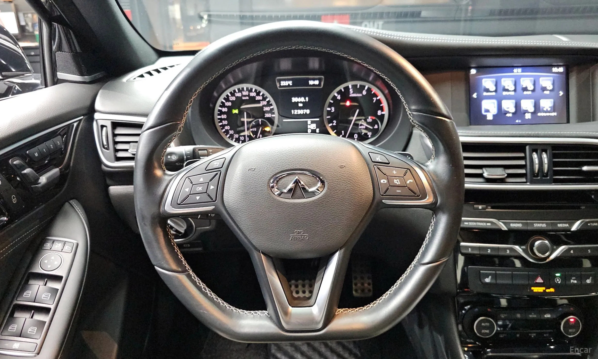 Infiniti Q30 превью 13