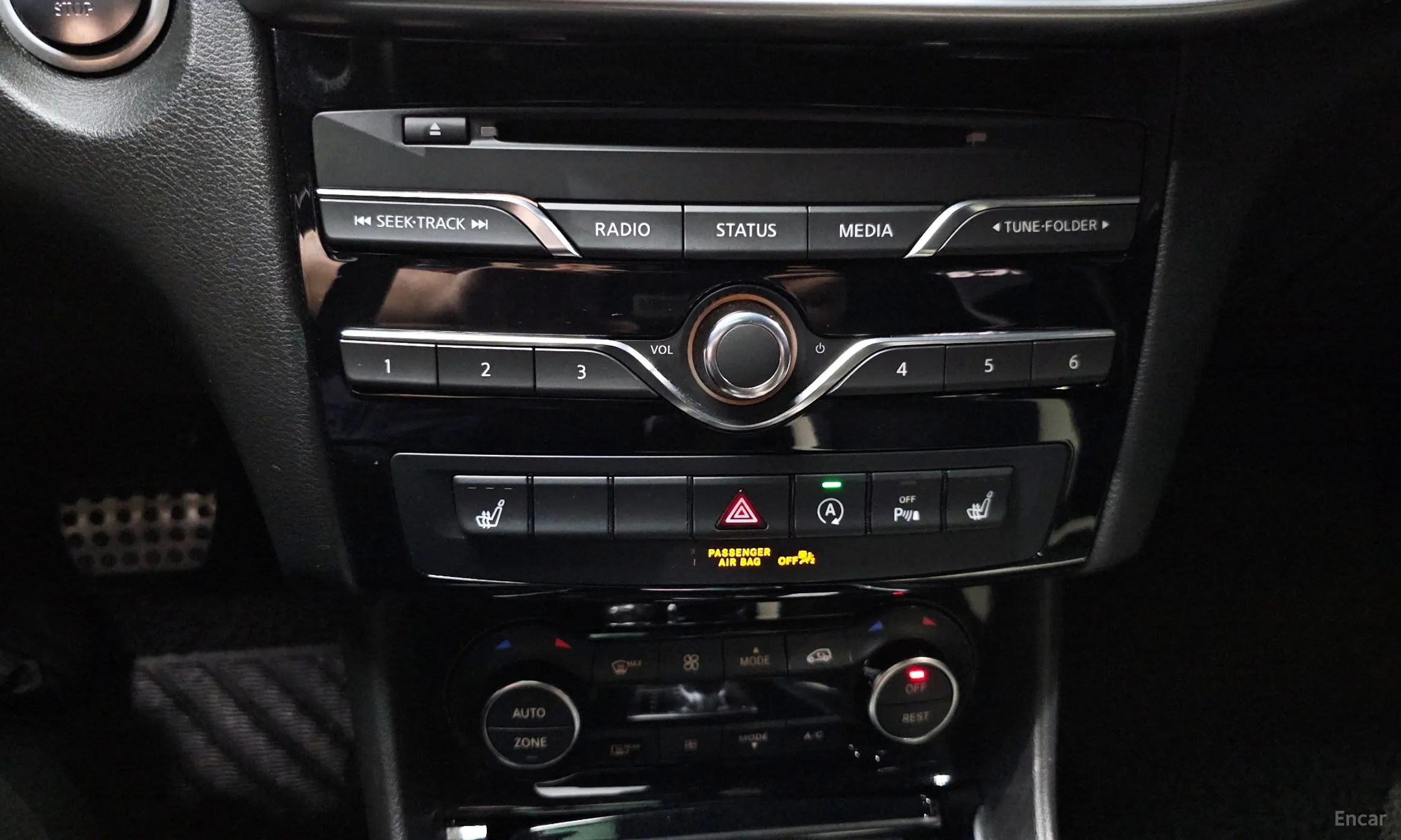 Infiniti Q30 превью 17