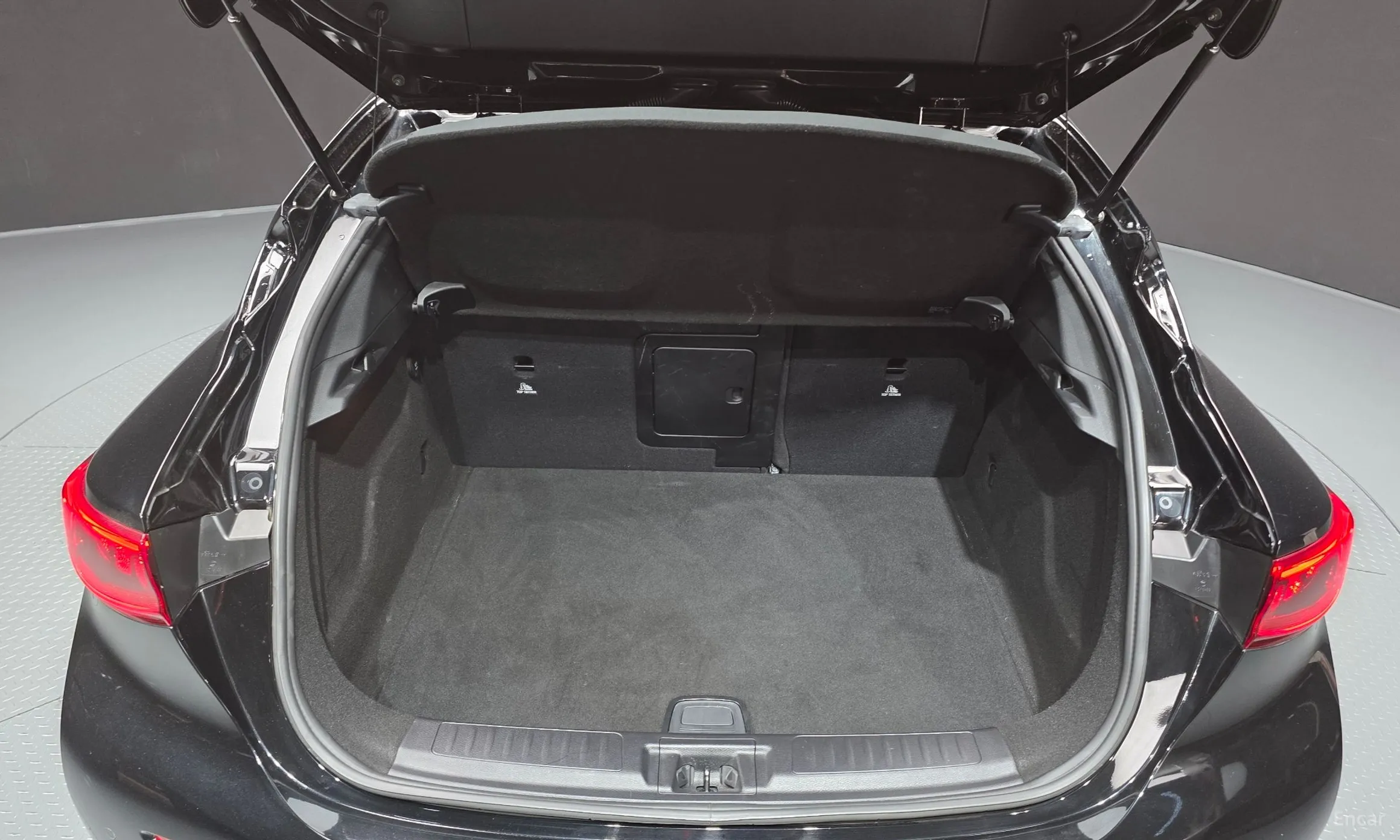 Infiniti Q30 превью 20