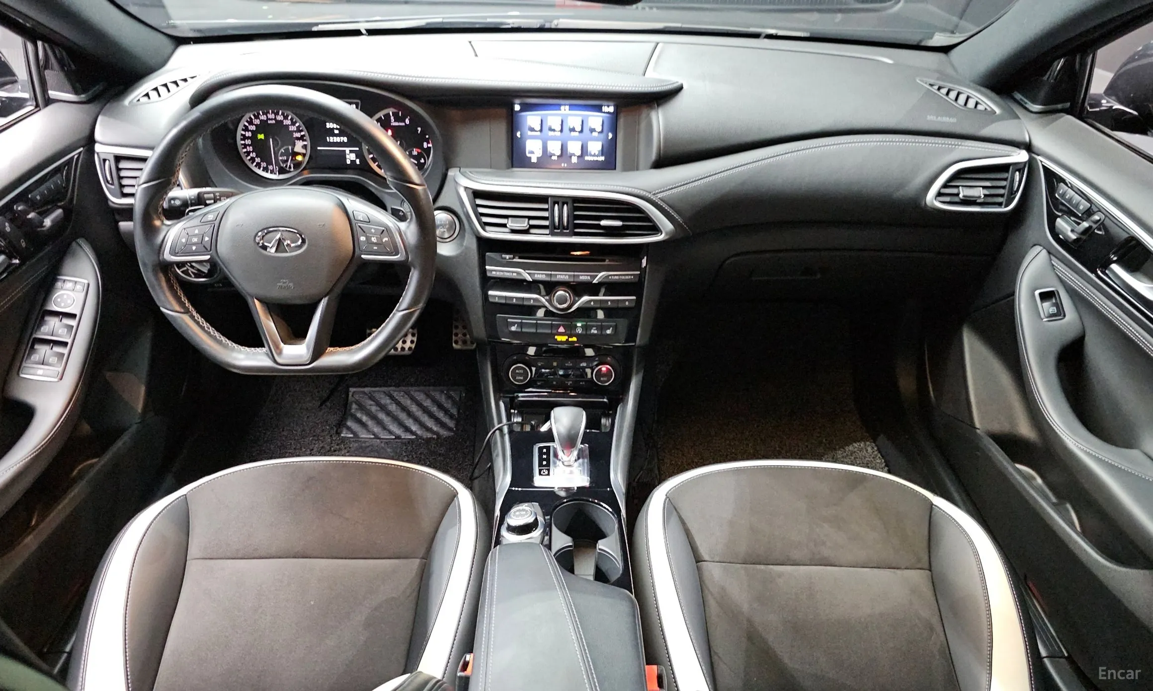 Infiniti Q30 превью 7