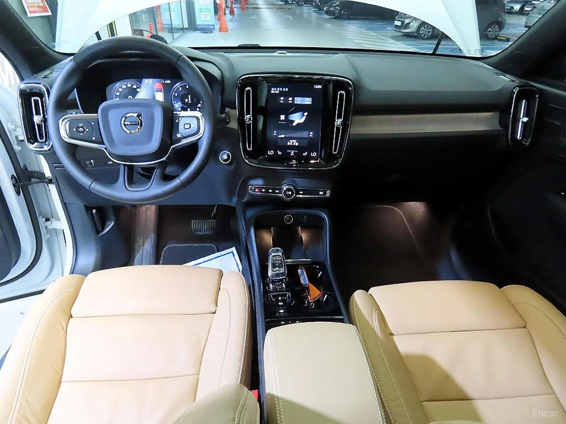 Volvo XC40 превью 7