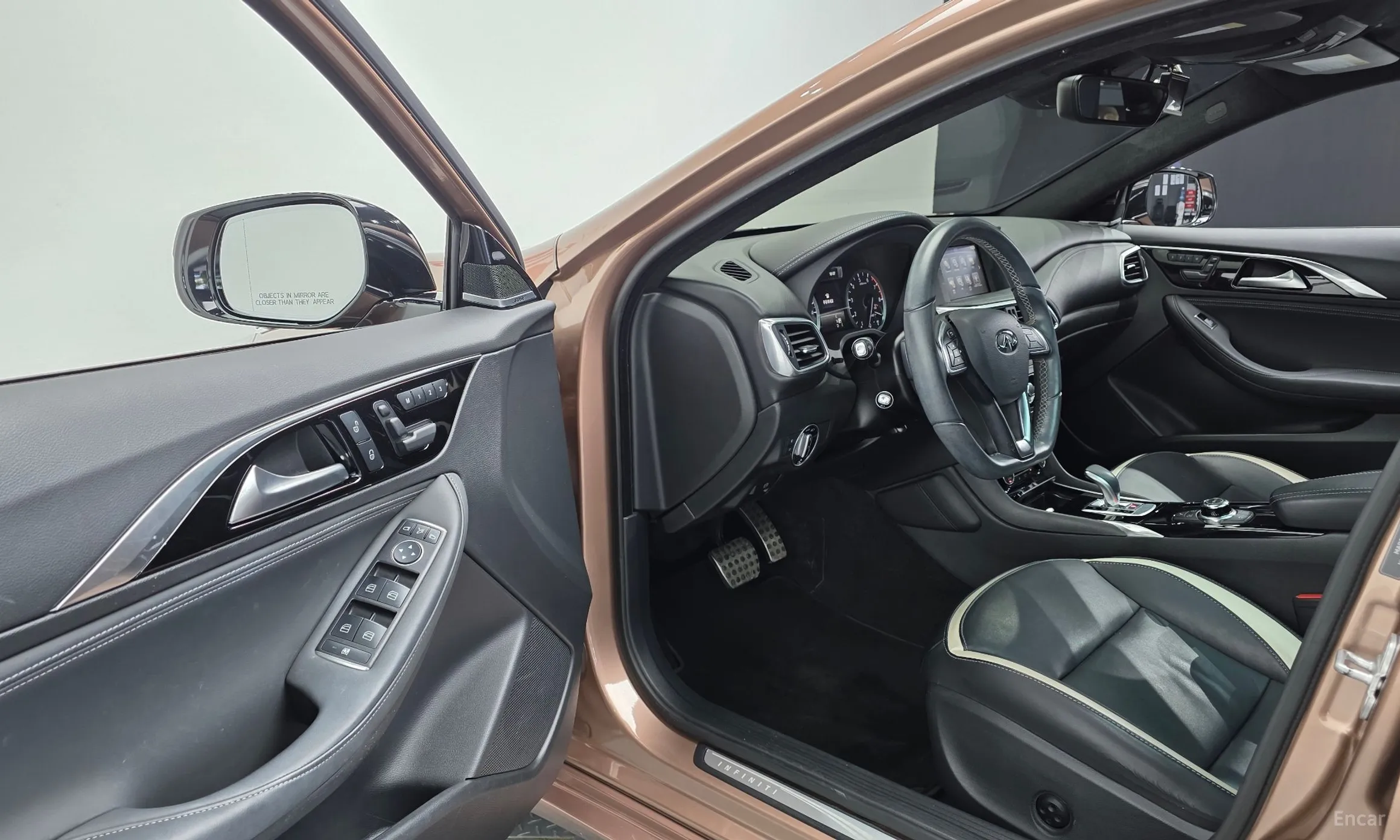 Infiniti Q30 превью 10