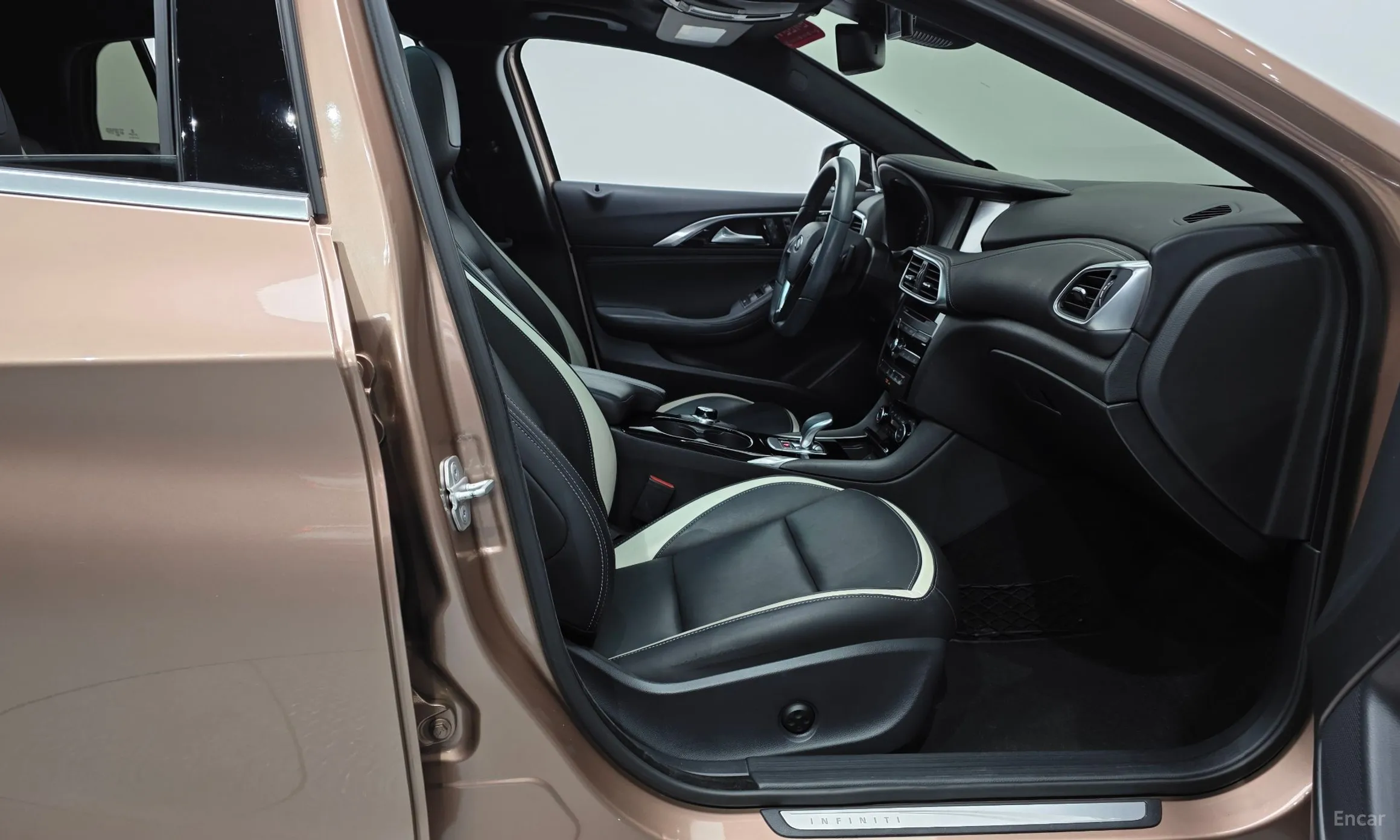 Infiniti Q30 превью 11