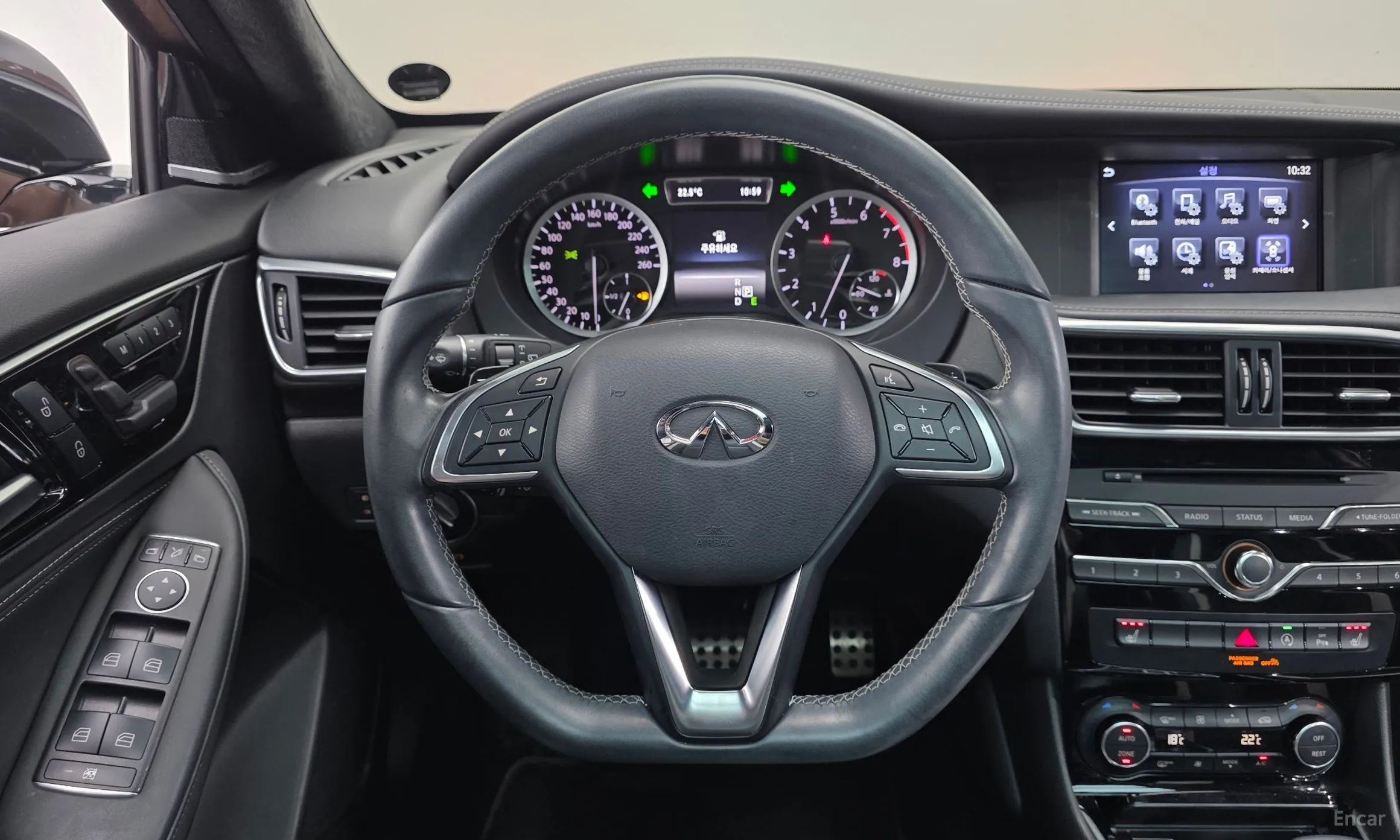 Infiniti Q30 превью 13