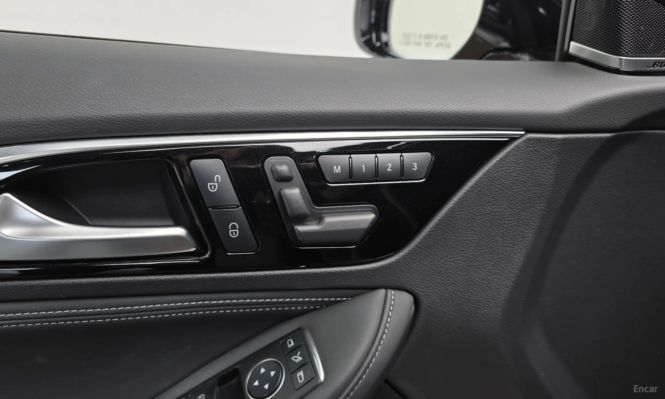Infiniti Q30 превью 17