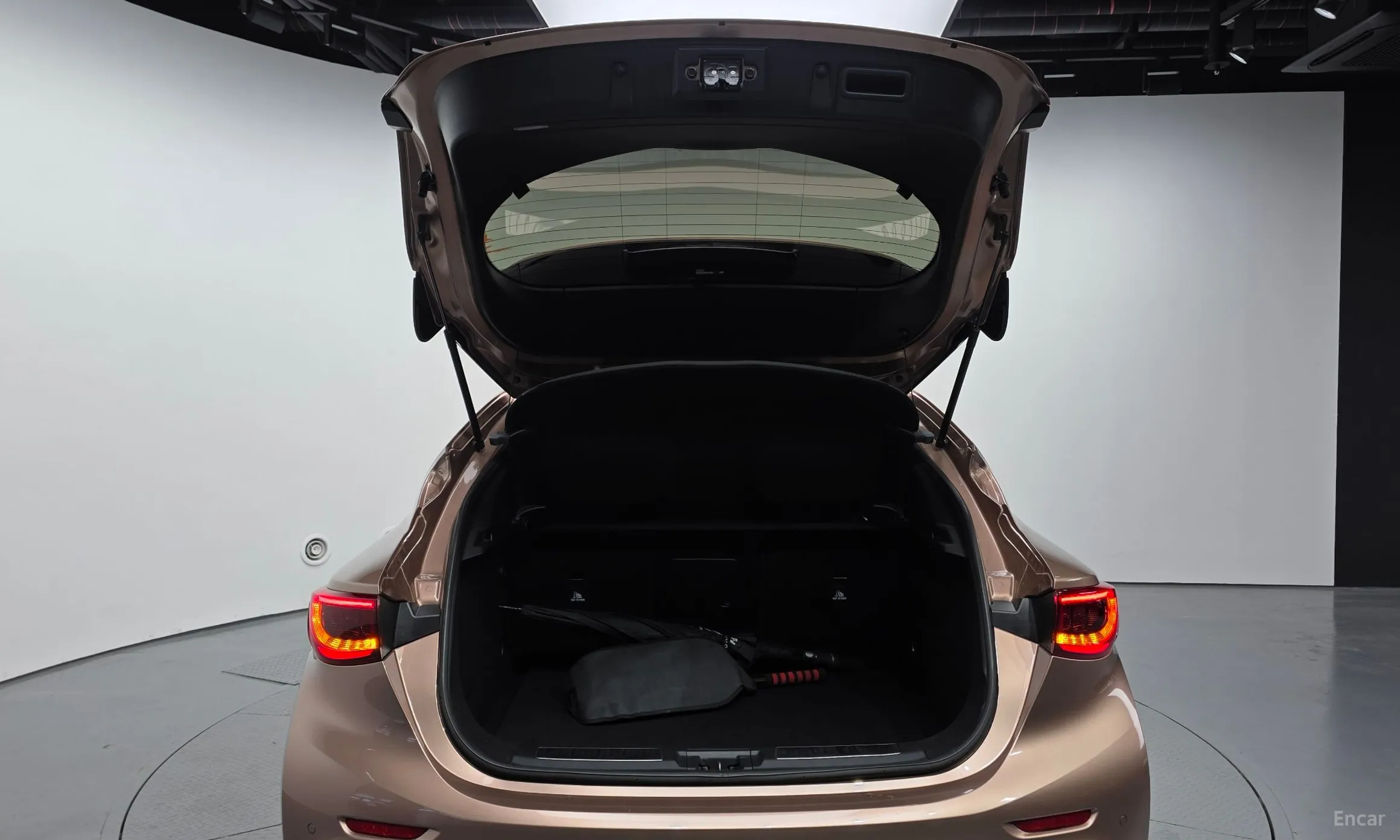 Infiniti Q30 превью 20