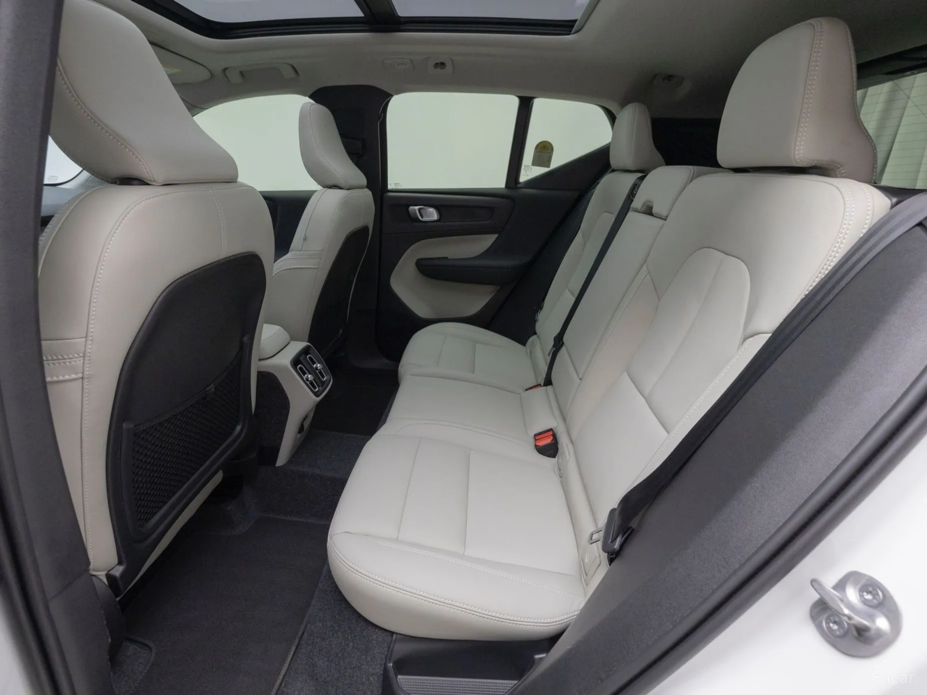 Volvo XC40 превью 10