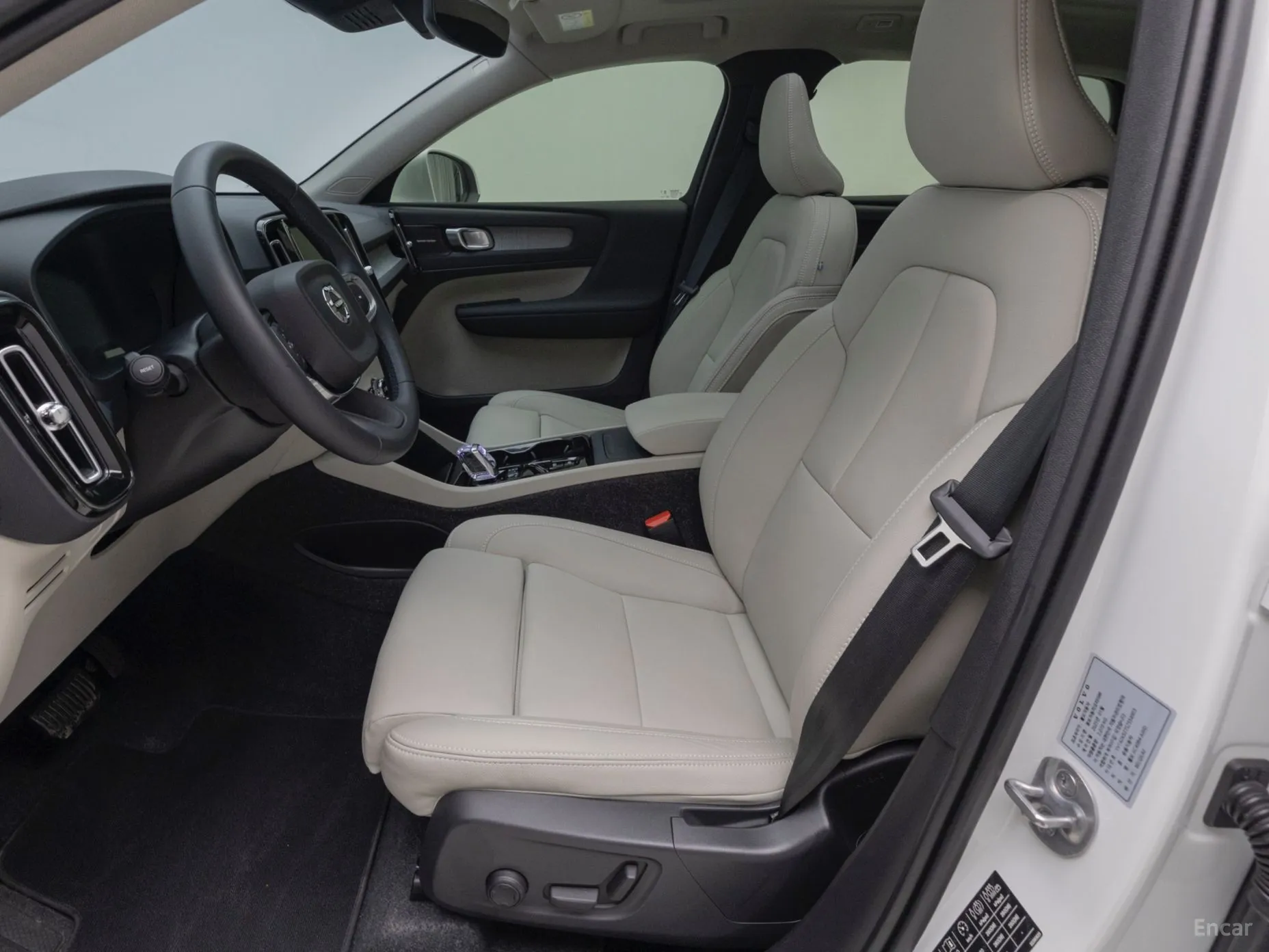 Volvo XC40 превью 9
