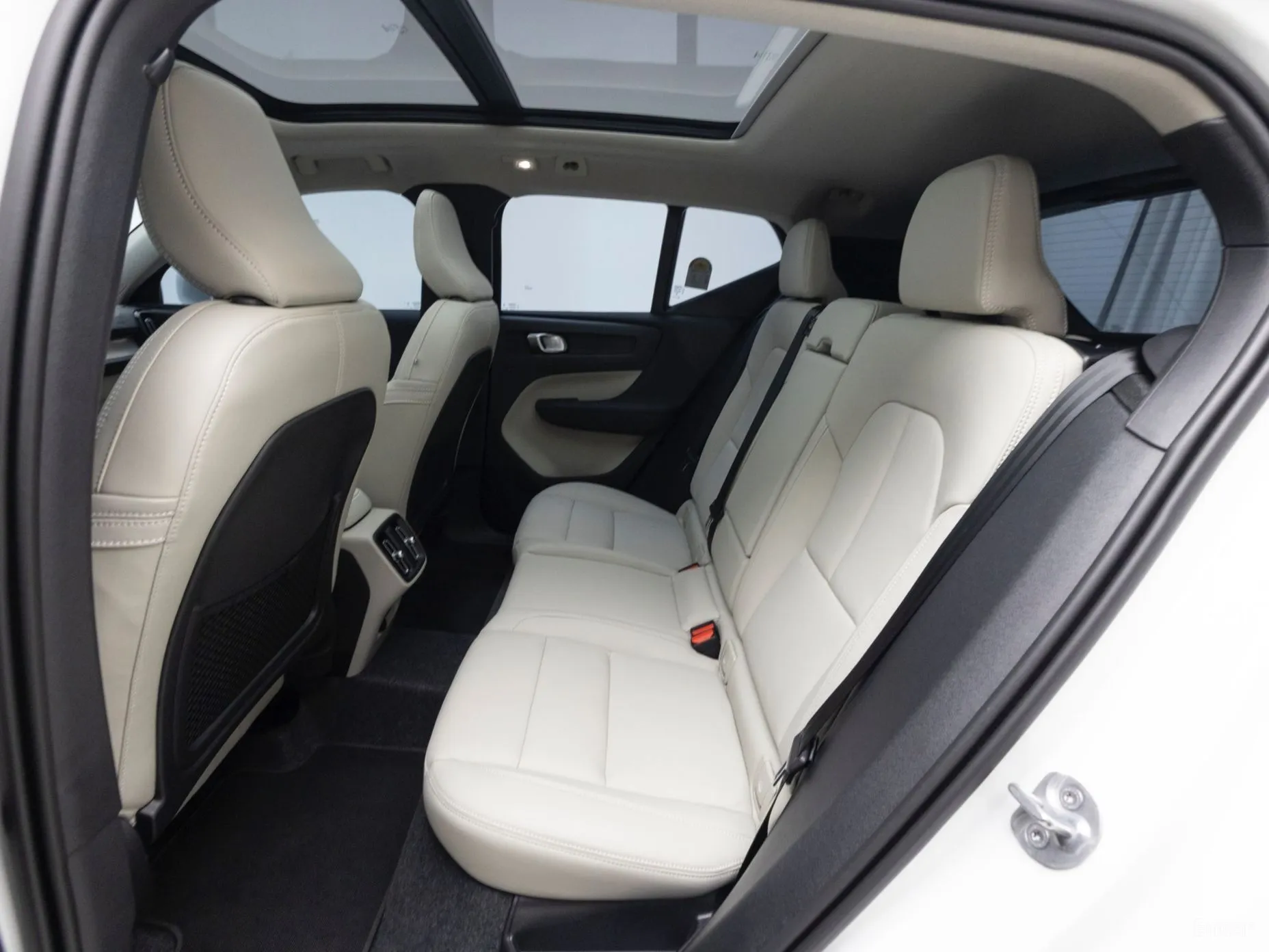 Volvo XC40 превью 10
