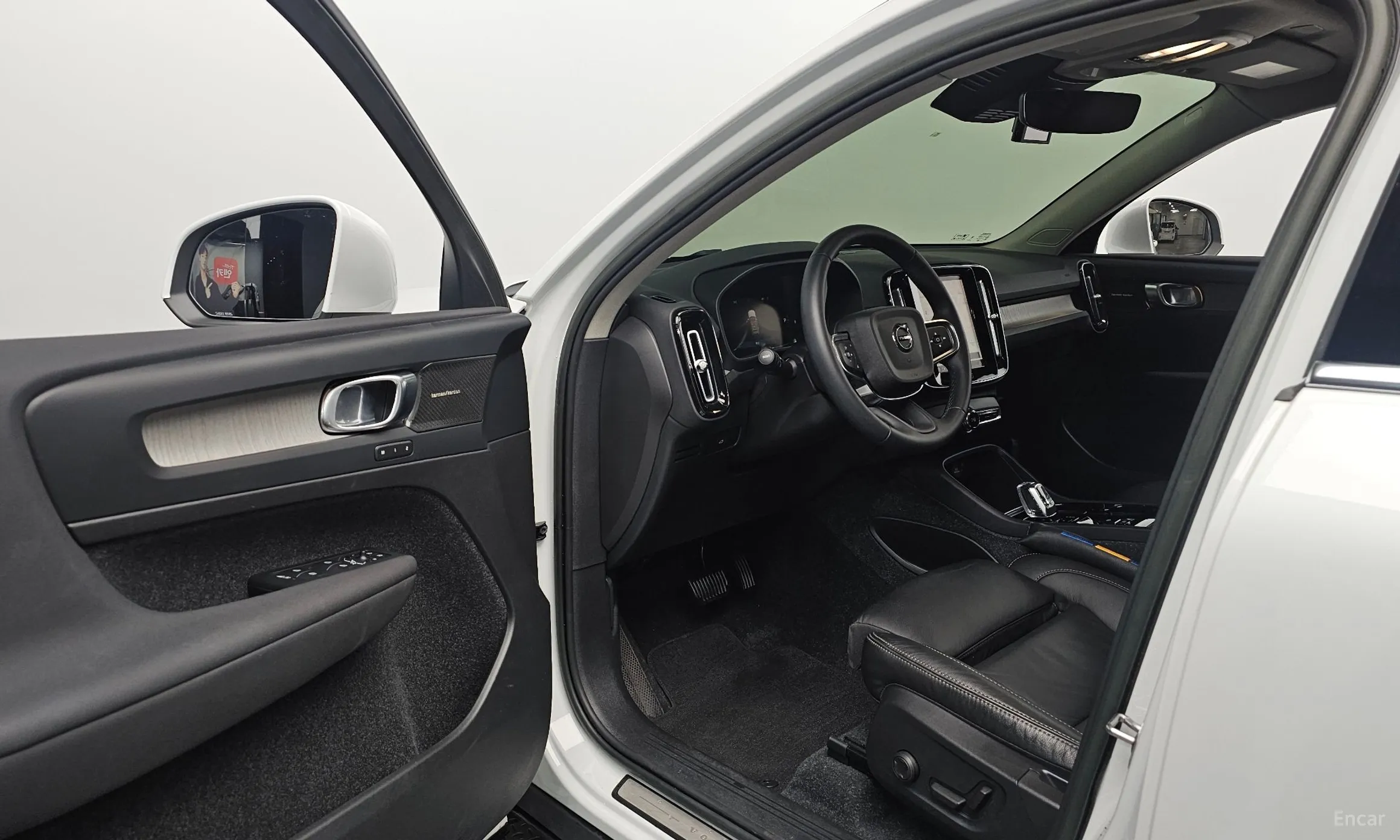 Volvo XC40 превью 10