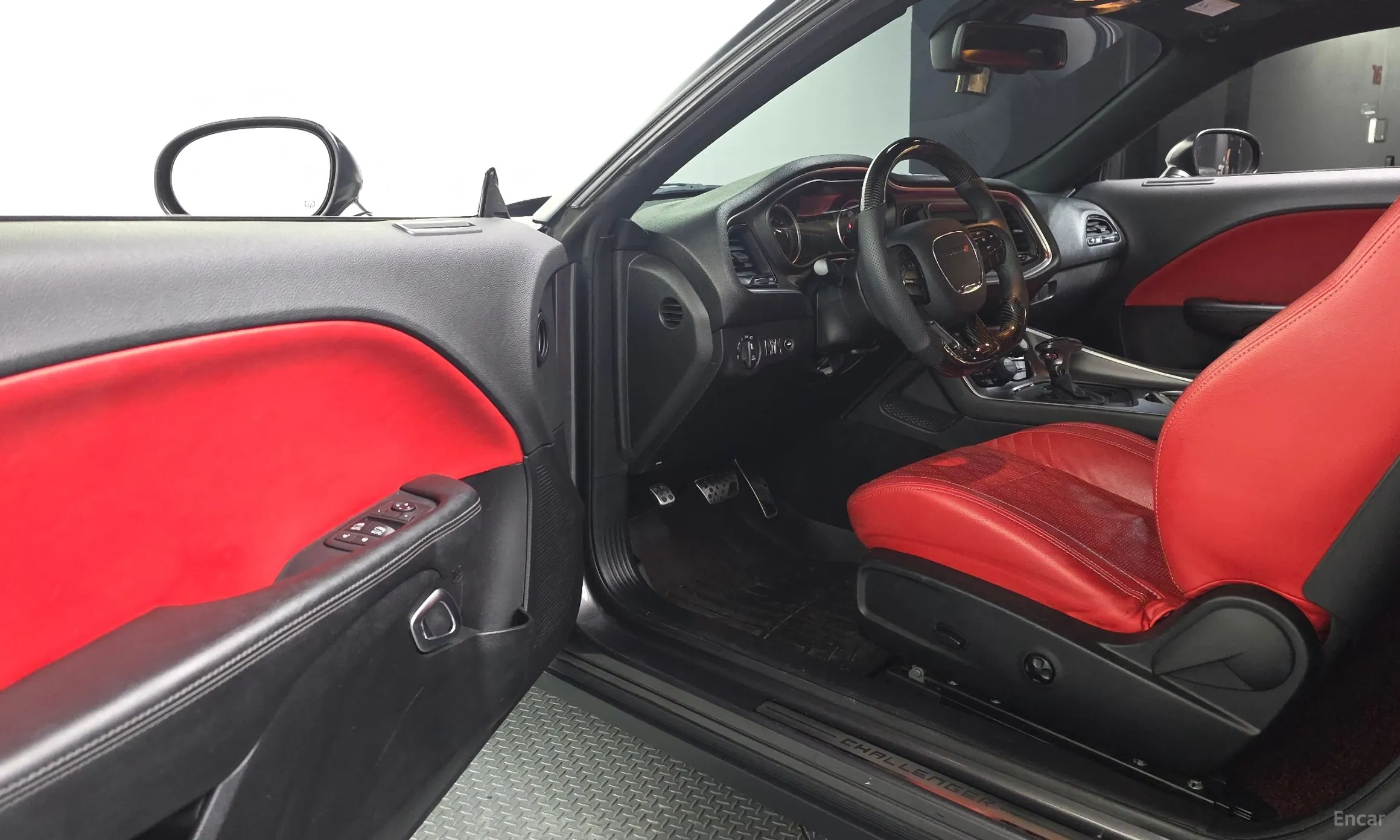 Dodge Challenger превью 10