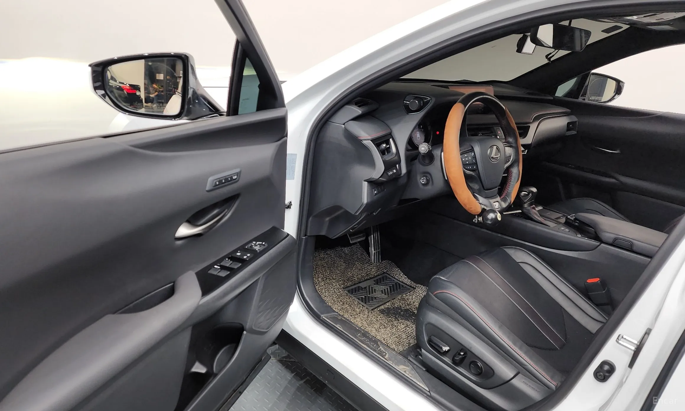 Lexus UX250h превью 10