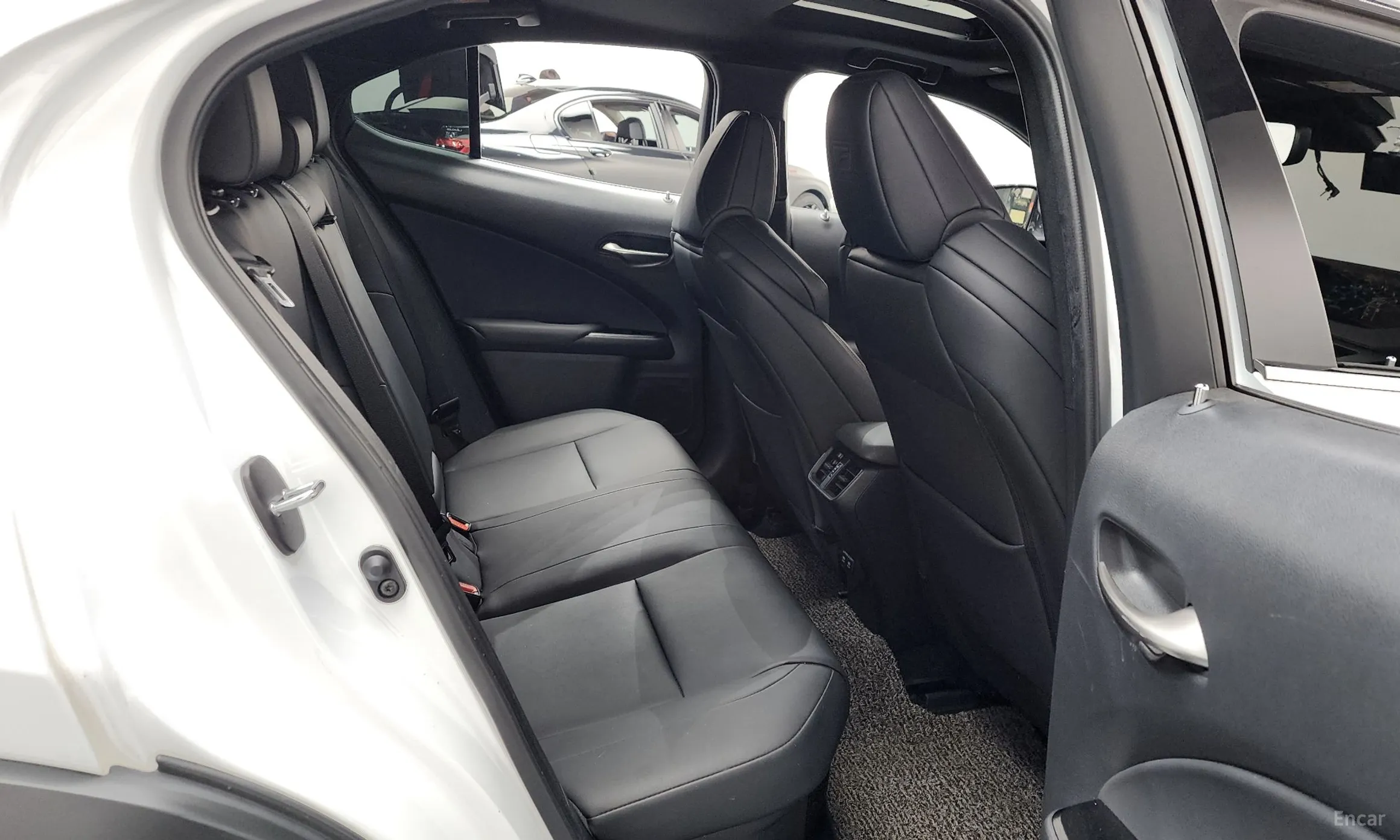 Lexus UX250h превью 11