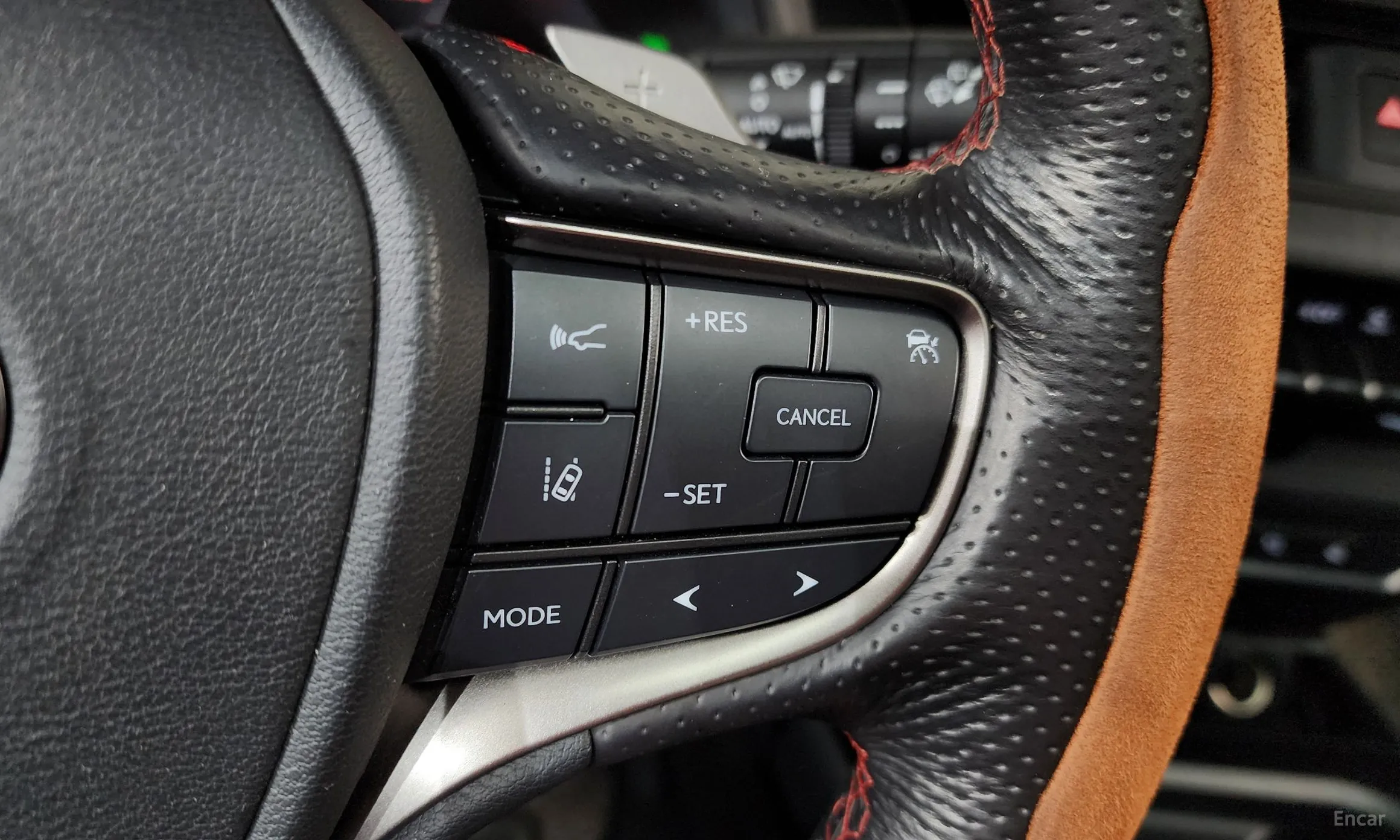 Lexus UX250h превью 16