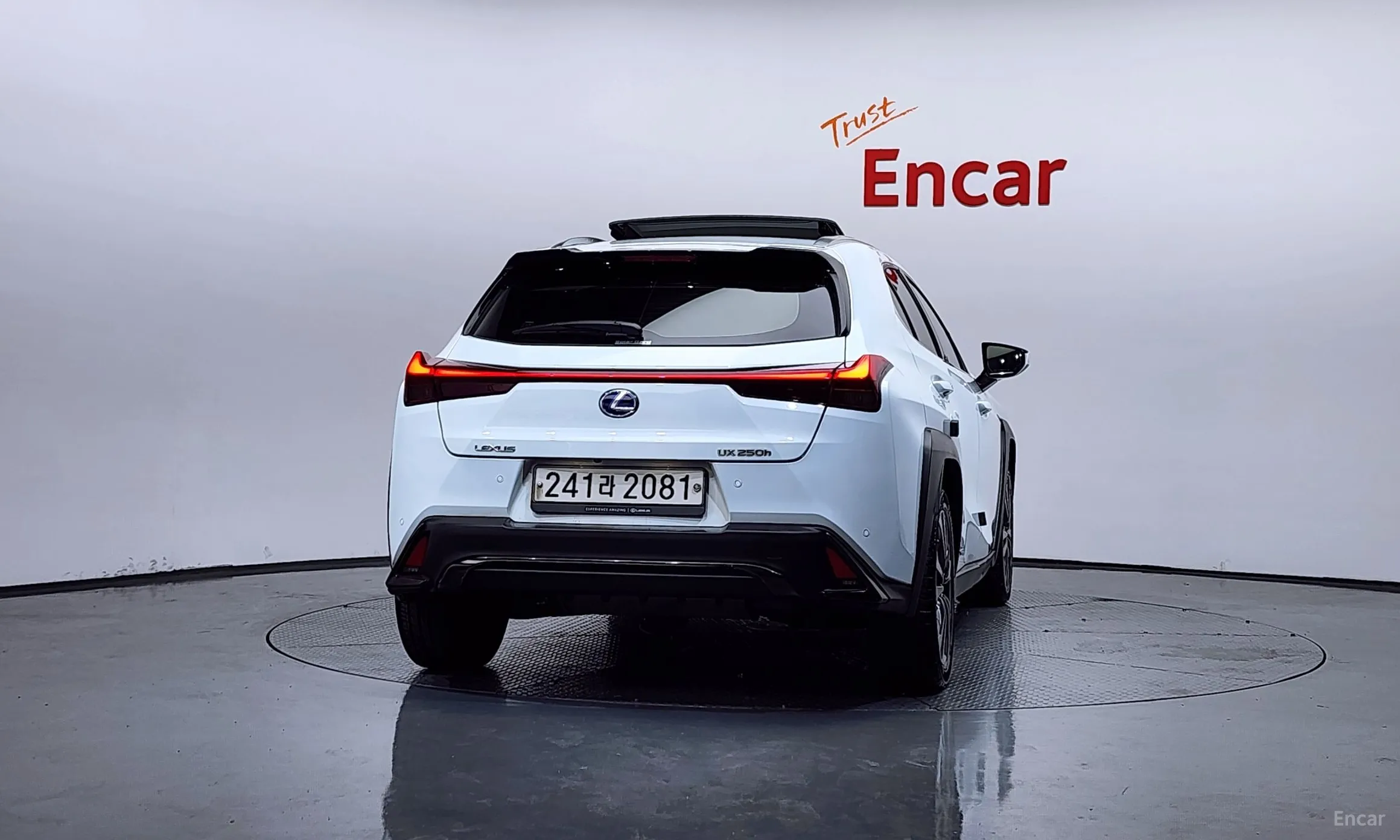 Lexus UX250h превью 4