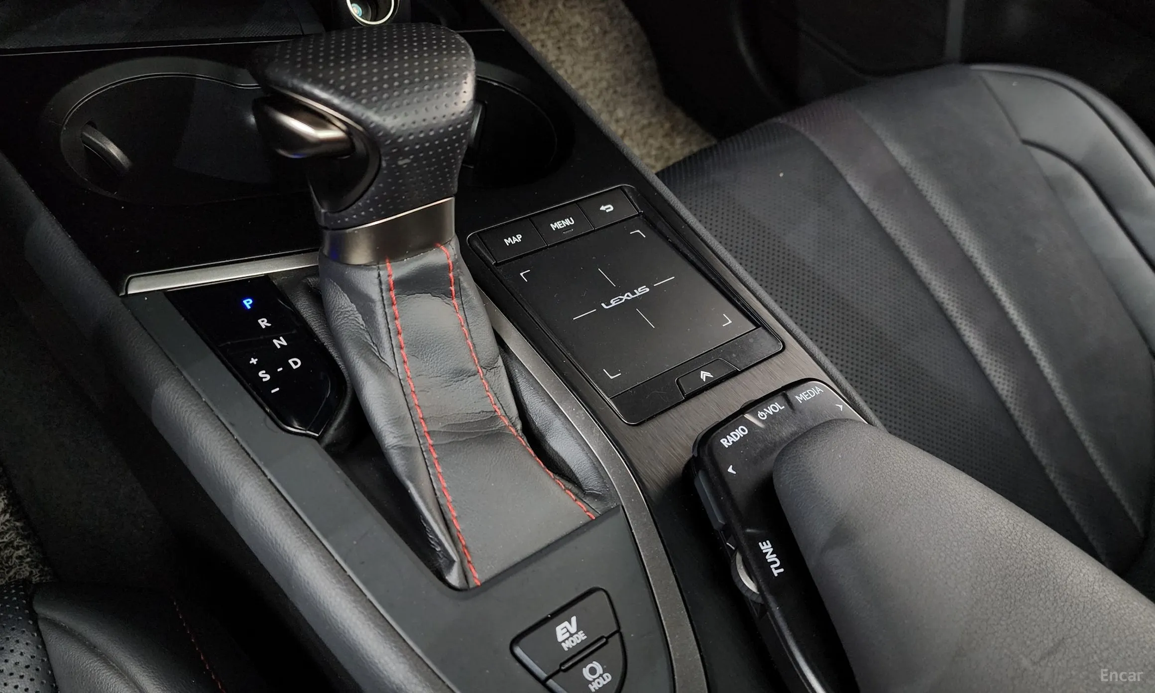 Lexus UX250h превью 9