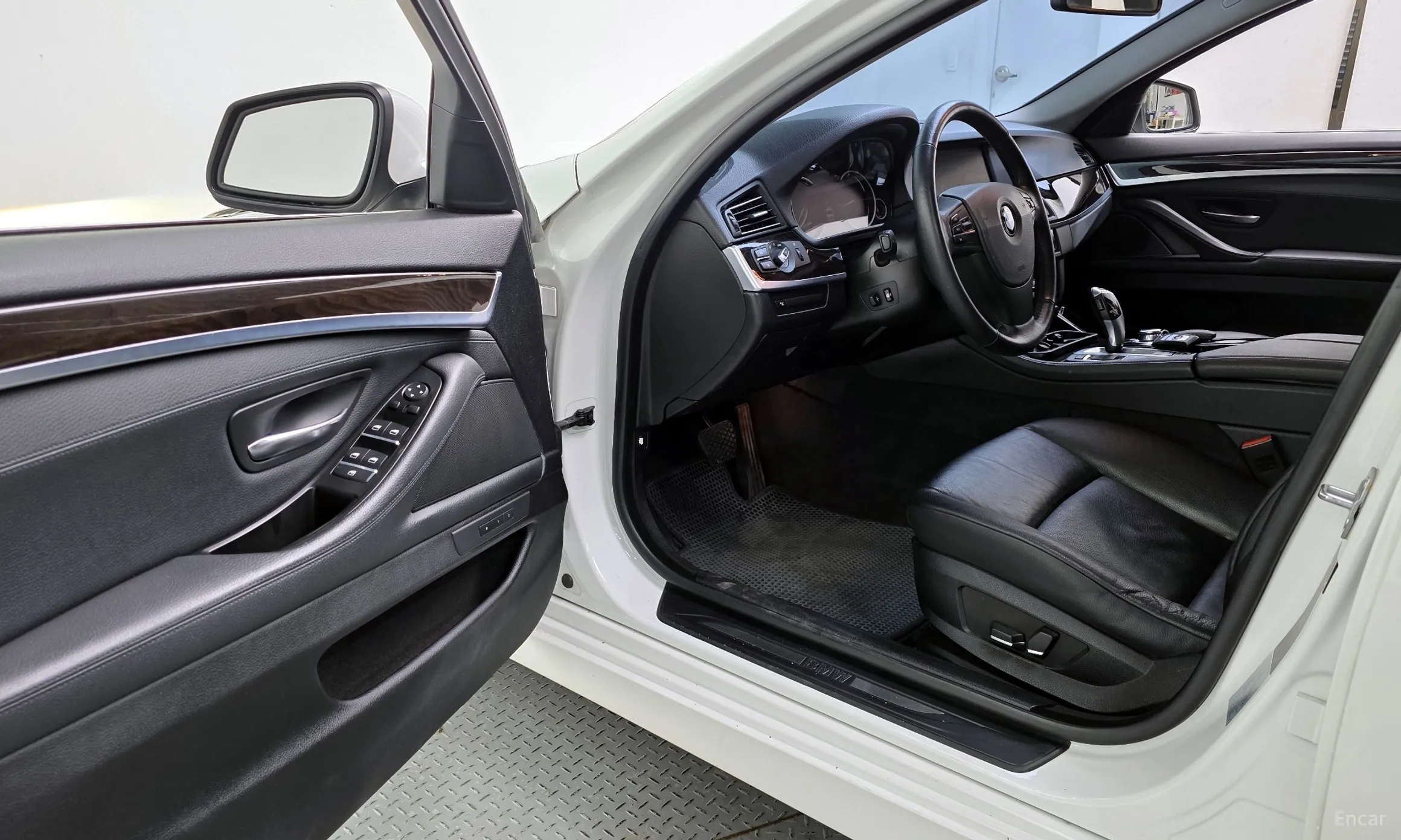 BMW 5 Series (F10) превью 10
