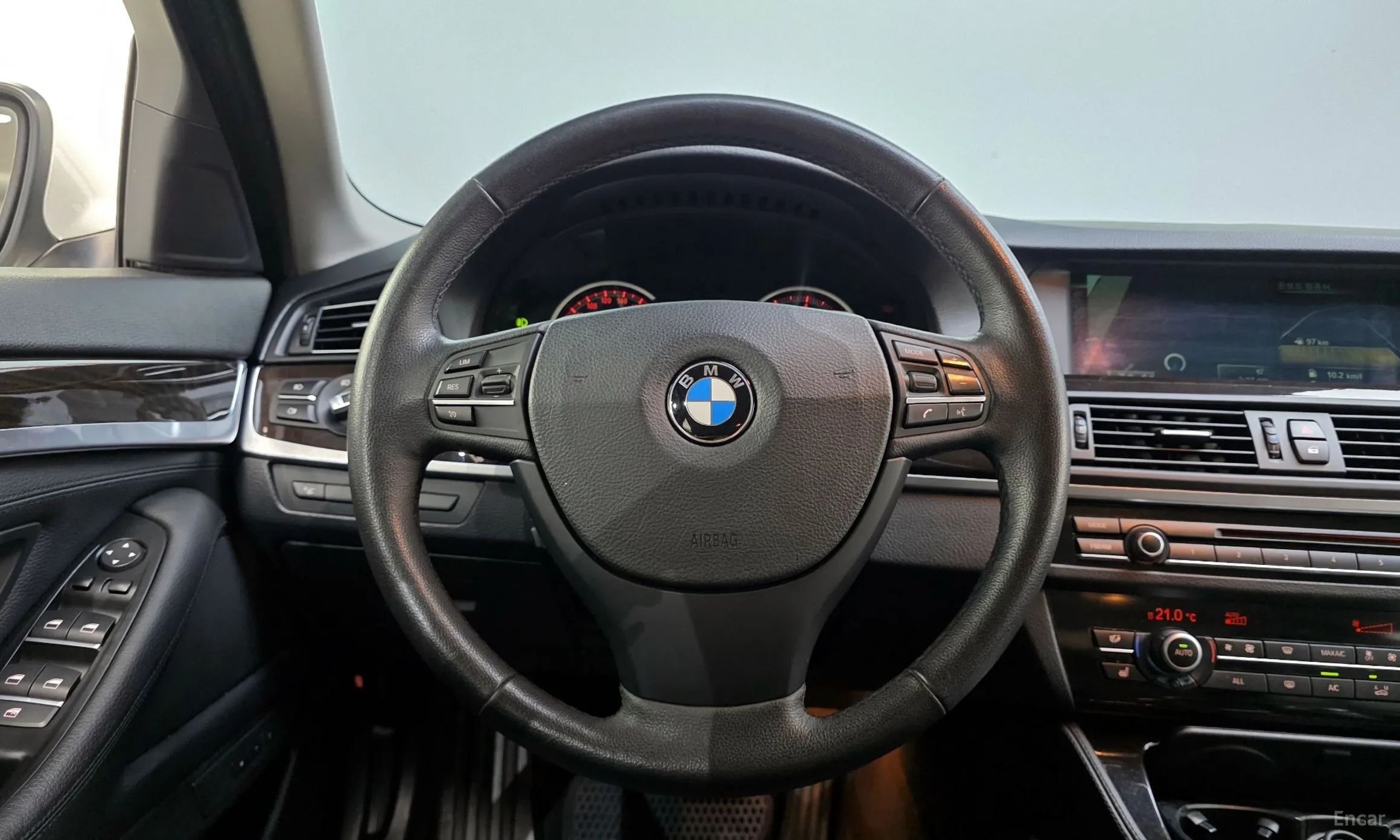 BMW 5 Series (F10) превью 13