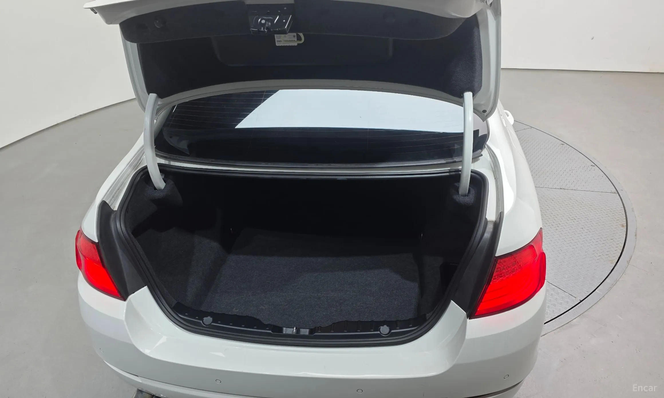 BMW 5 Series (F10) превью 20