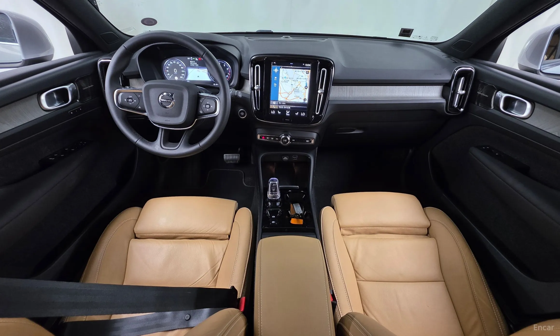 Volvo XC40 превью 7