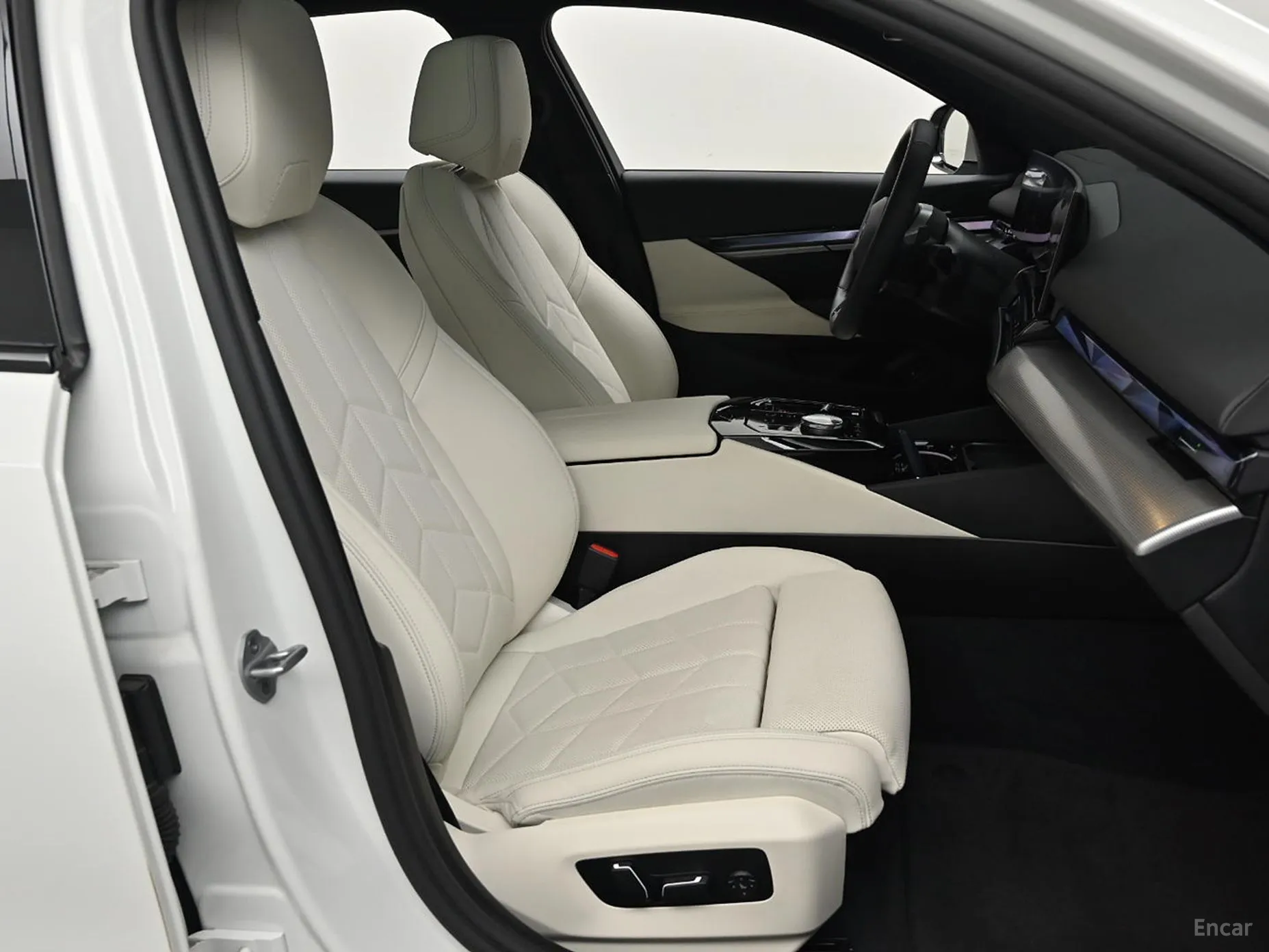 BMW 5 Series (G60) превью 10