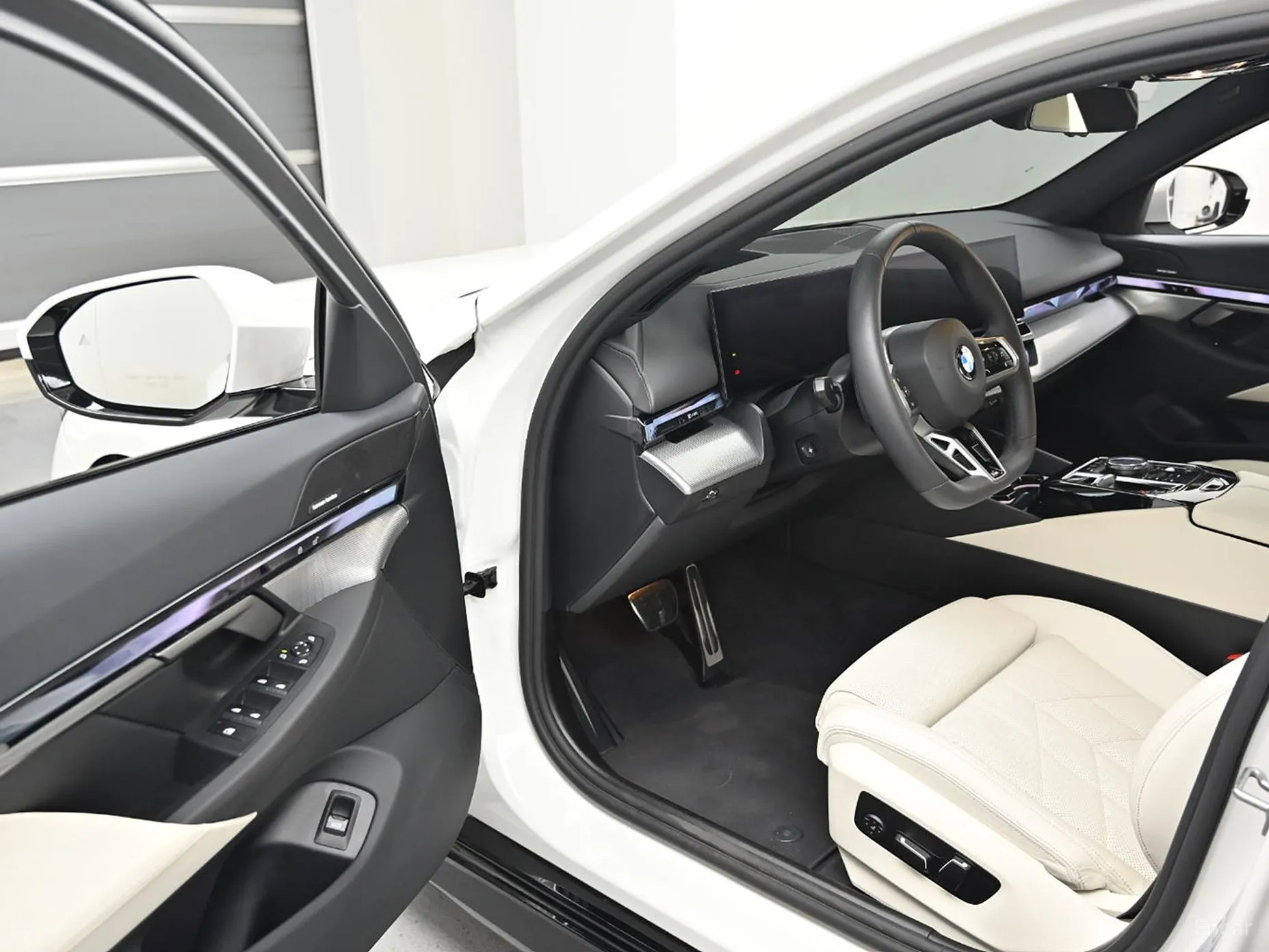 BMW 5 Series (G60) превью 11