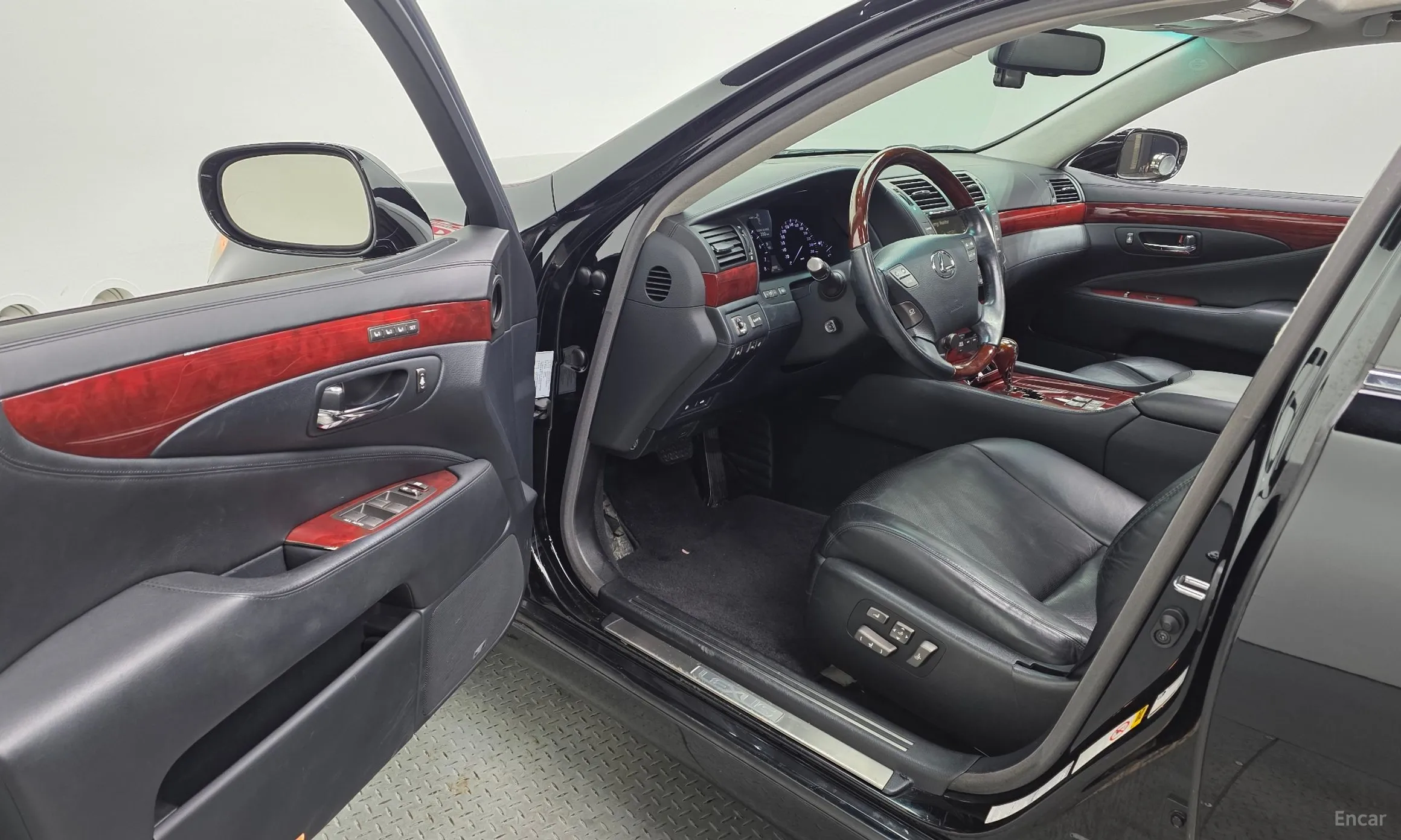 Lexus LS600hL превью 10