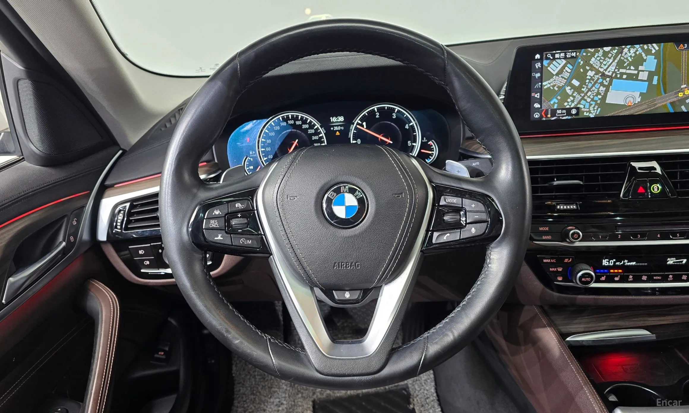 BMW 5 Series (G30) превью 12
