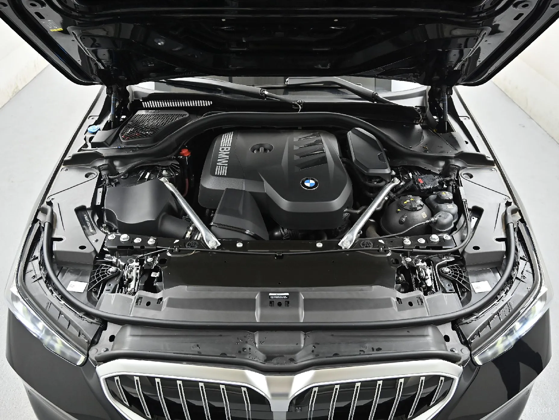 BMW 5 Series (G60) превью 8