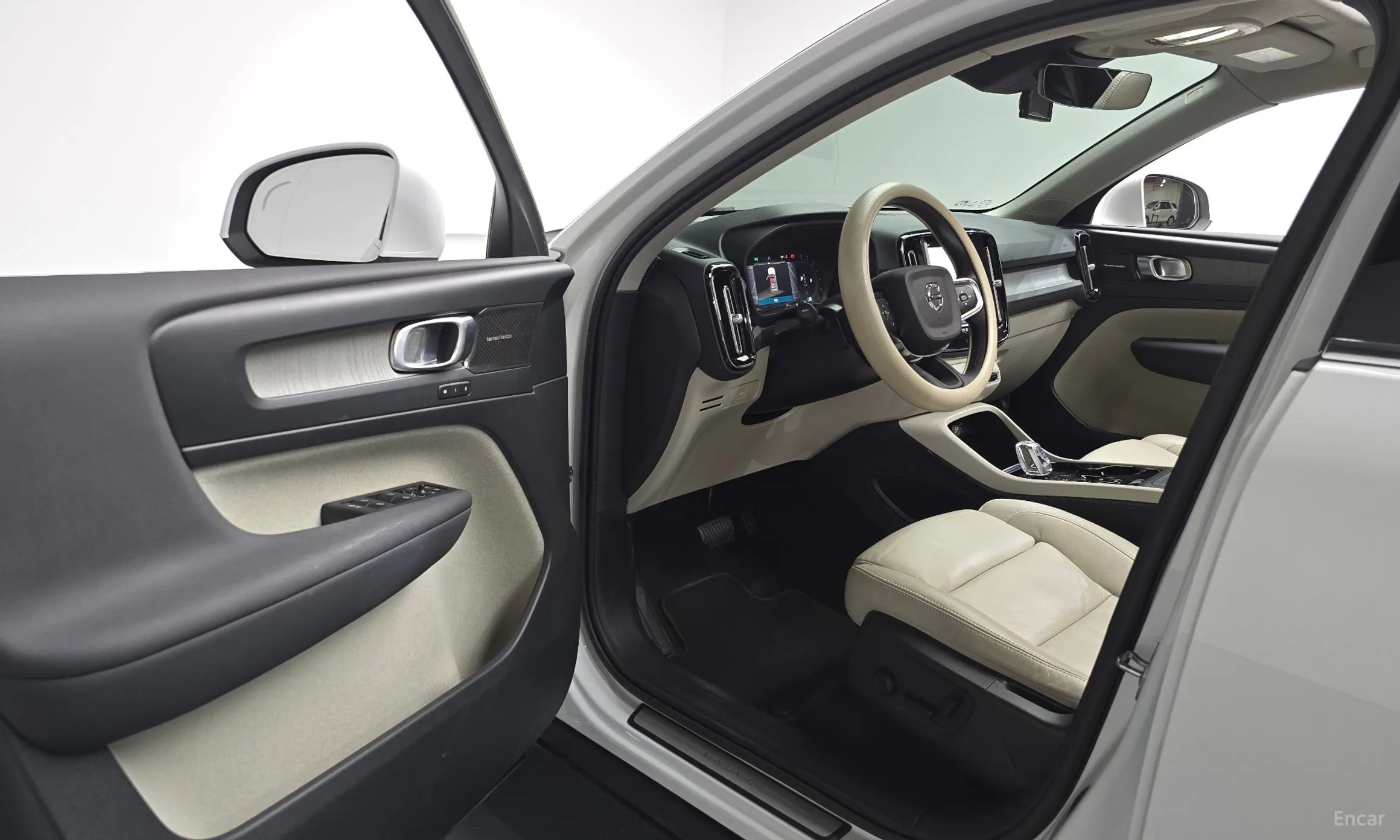 Volvo XC40 превью 10