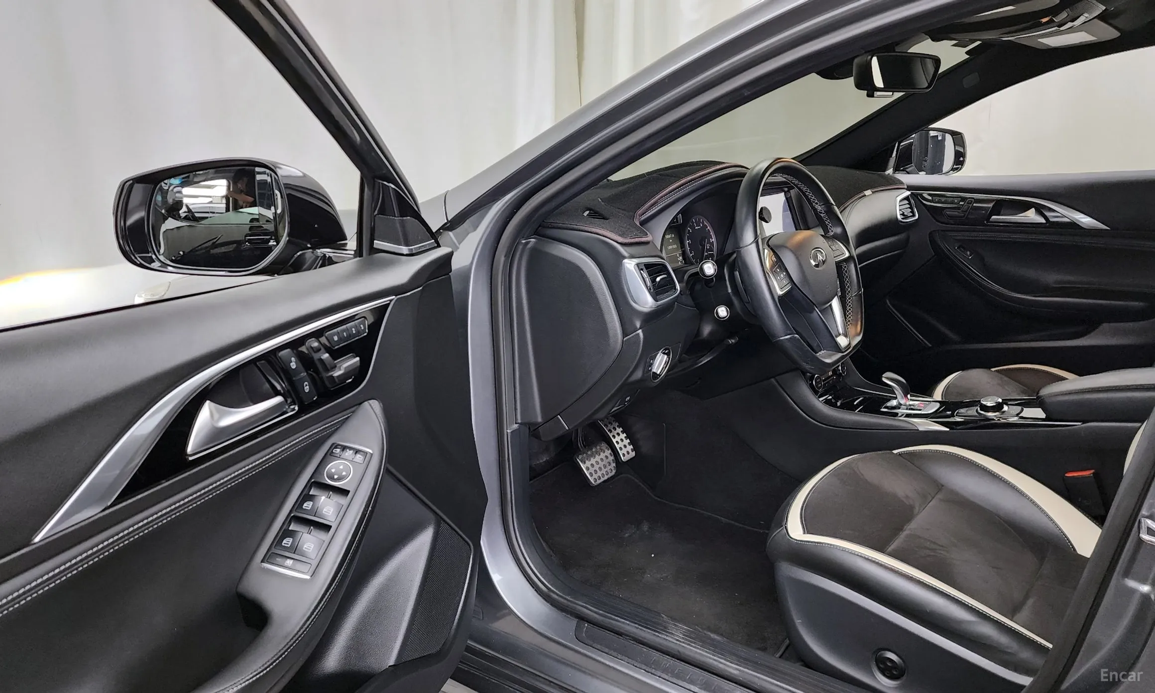 Infiniti Q30 превью 10