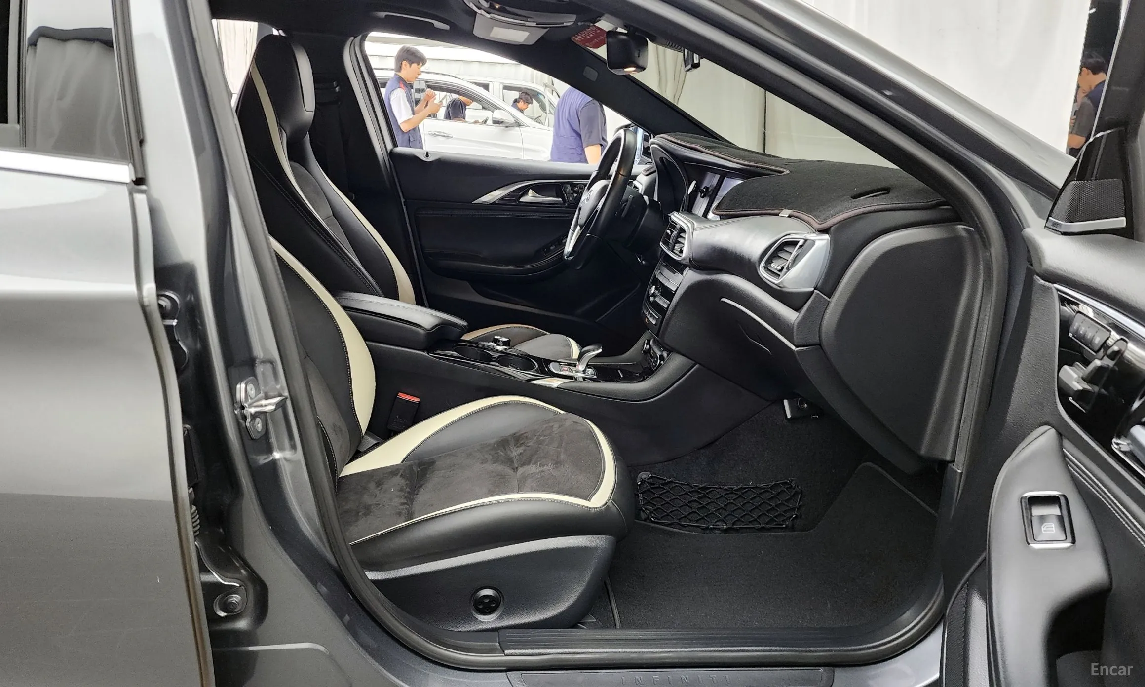 Infiniti Q30 превью 12
