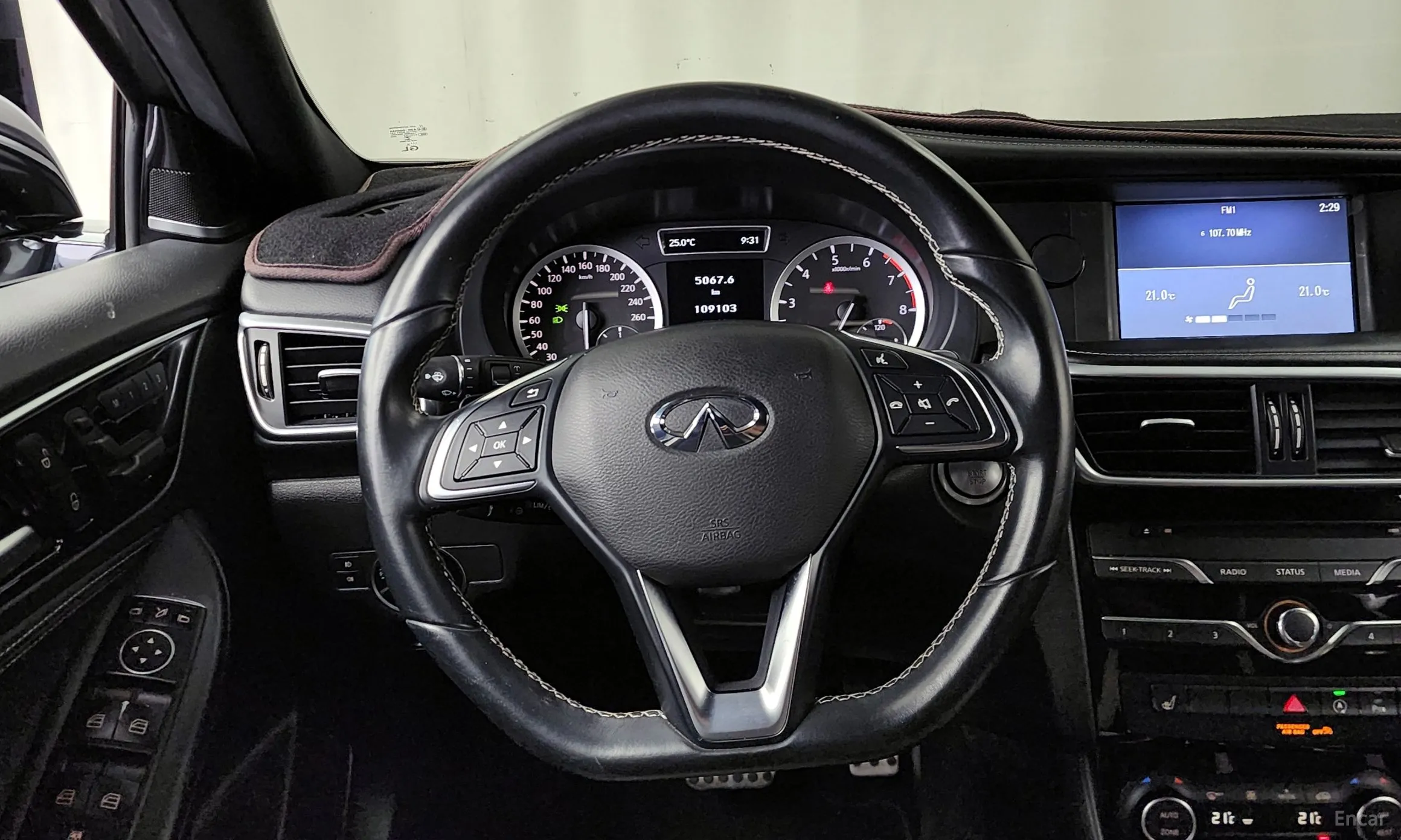Infiniti Q30 превью 13