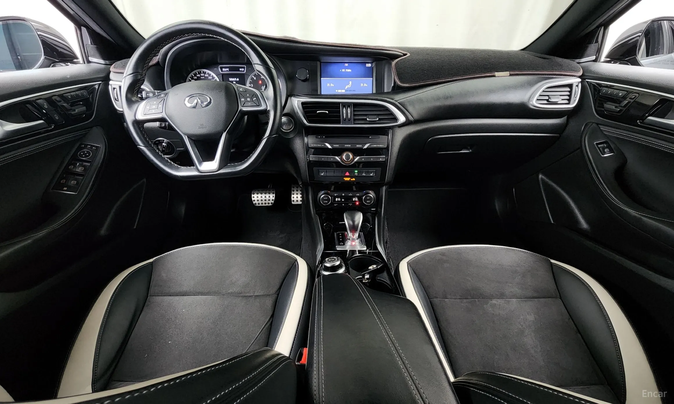 Infiniti Q30 превью 7