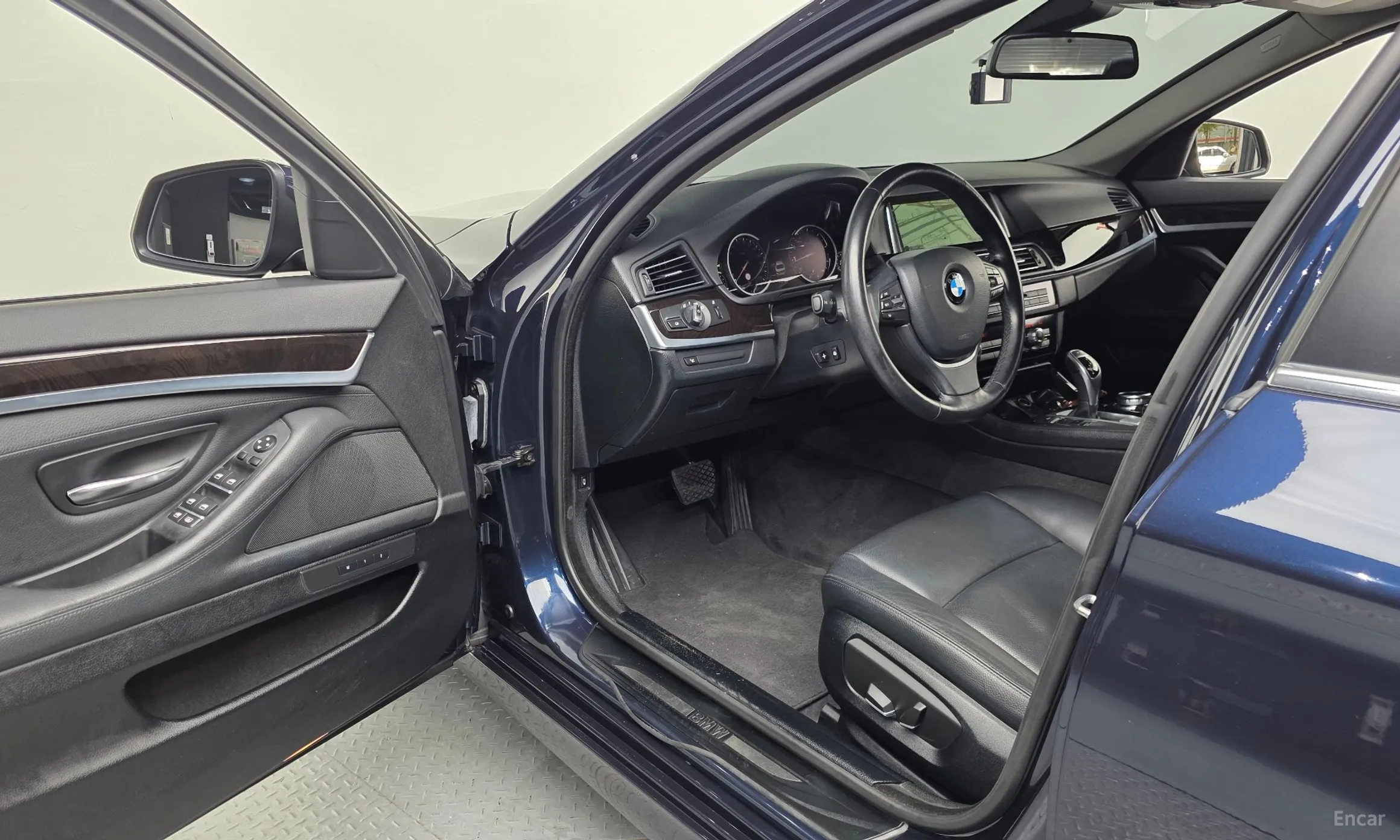 BMW 5 Series (F10) превью 10