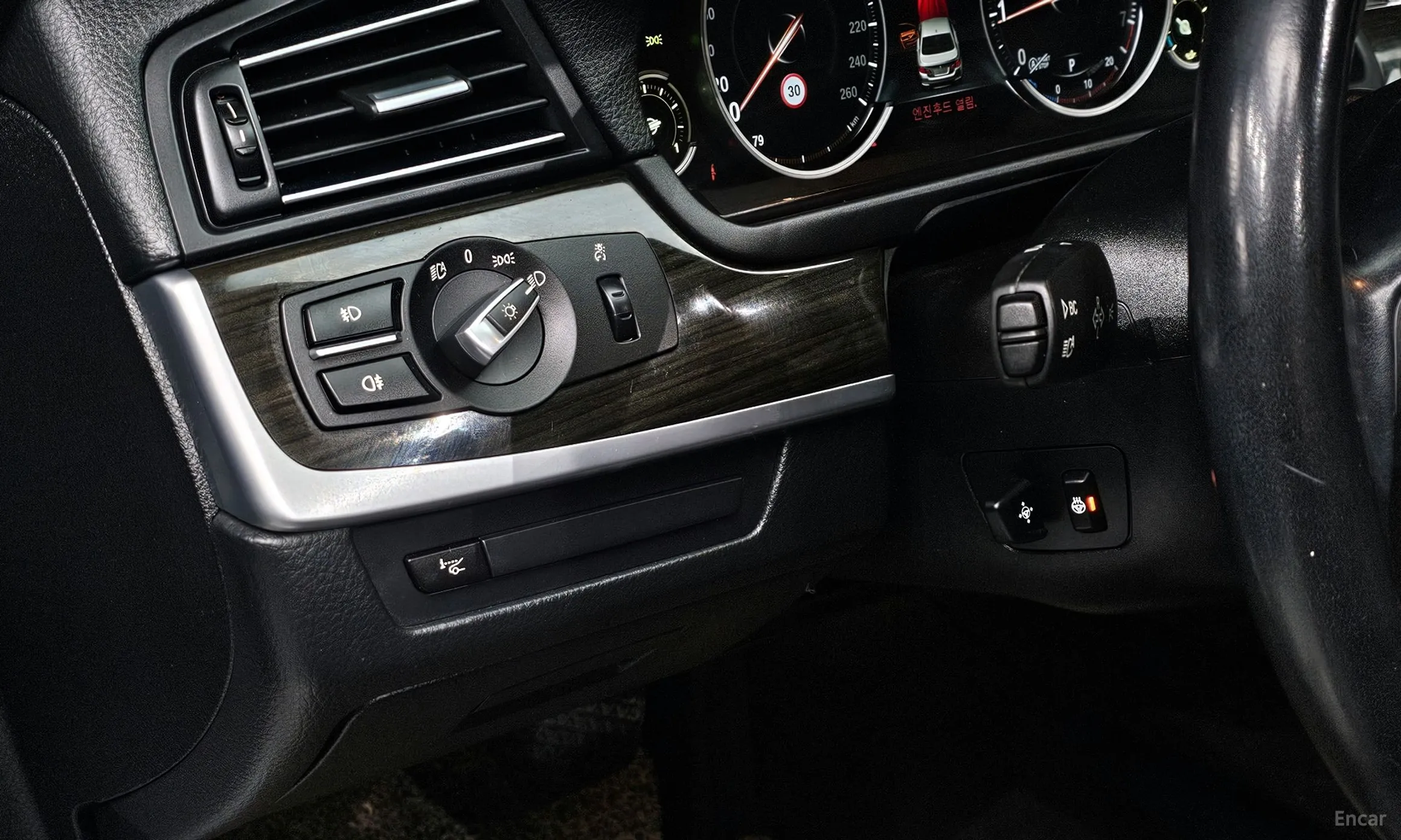 BMW 5 Series (F10) превью 16