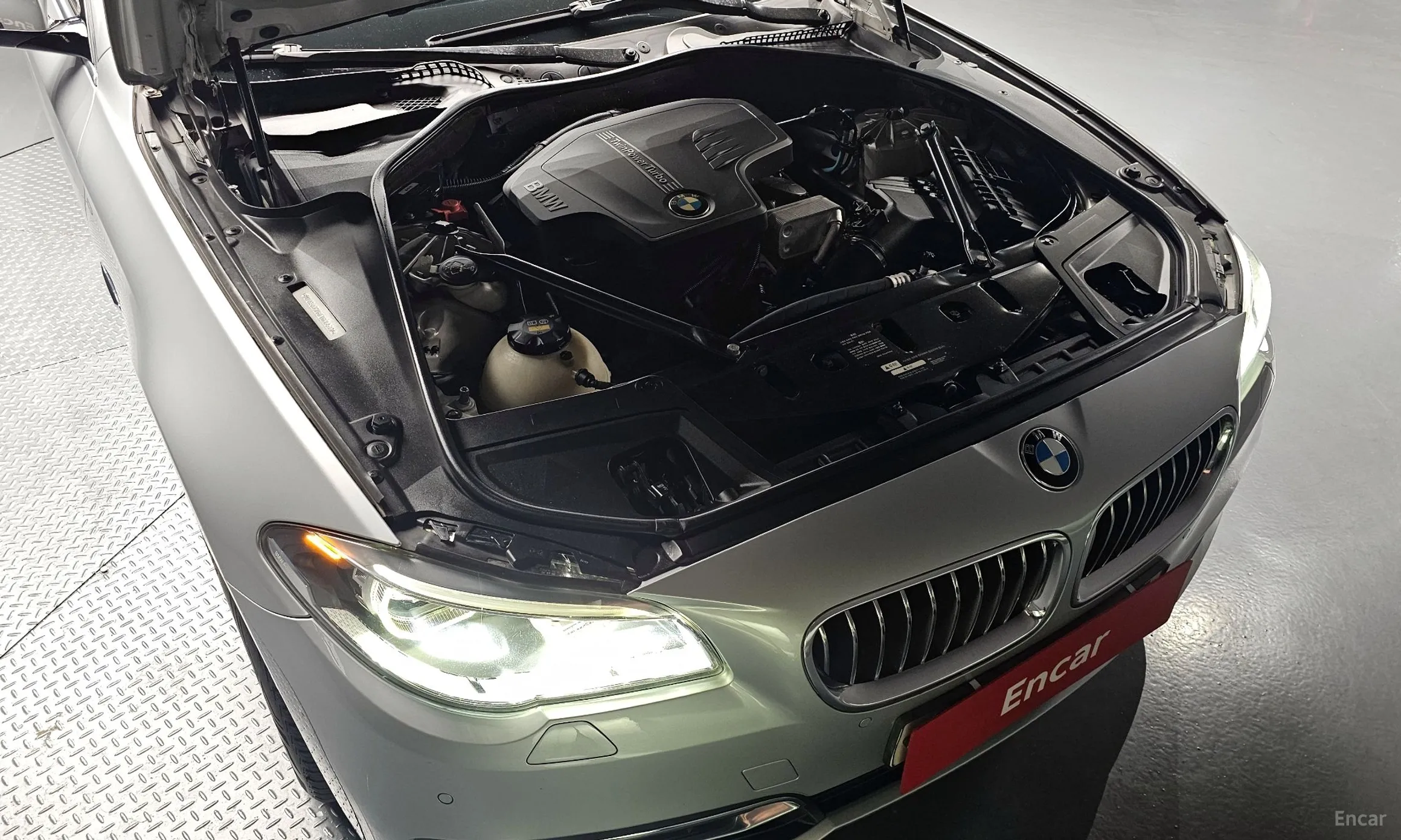 BMW 5 Series (F10) превью 6