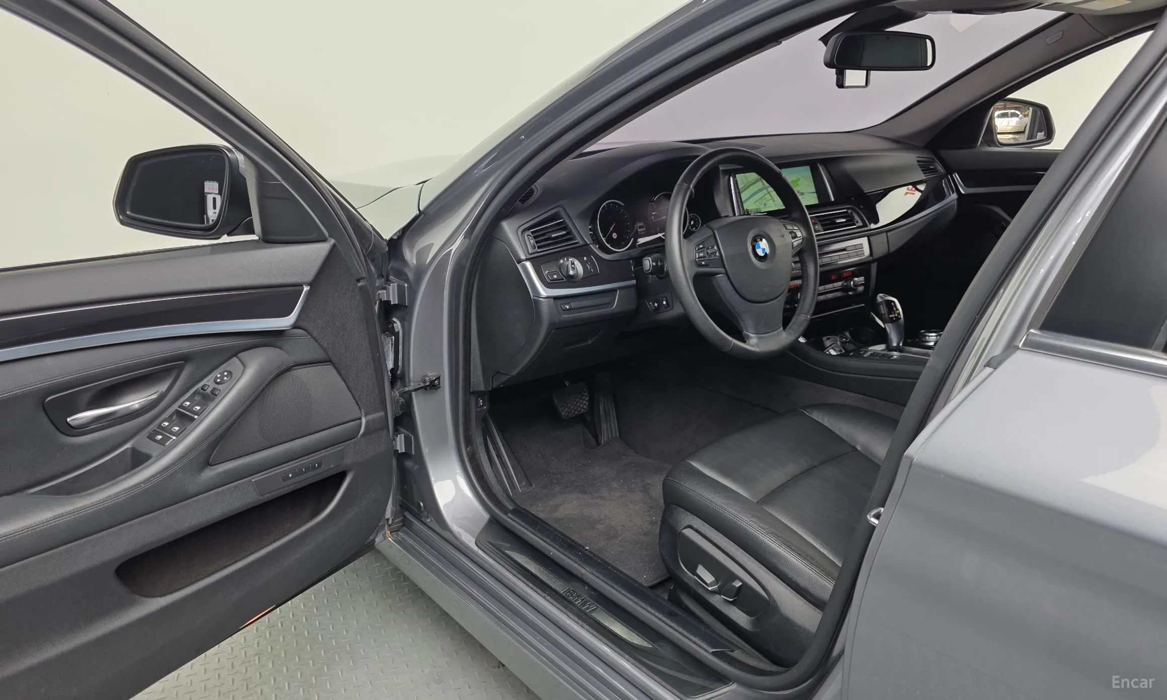 BMW 5 Series (F10) превью 10