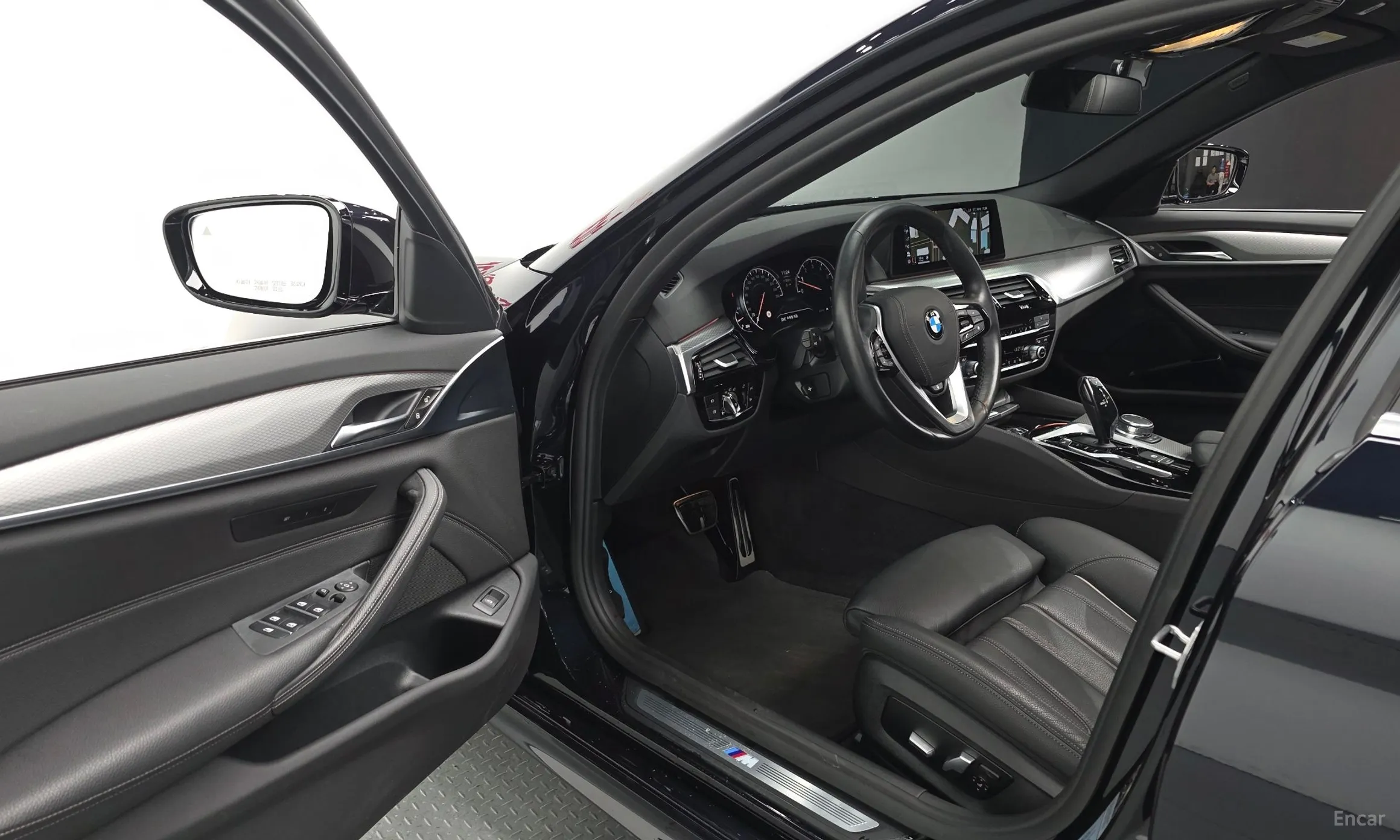 BMW 5 Series (G30) превью 10