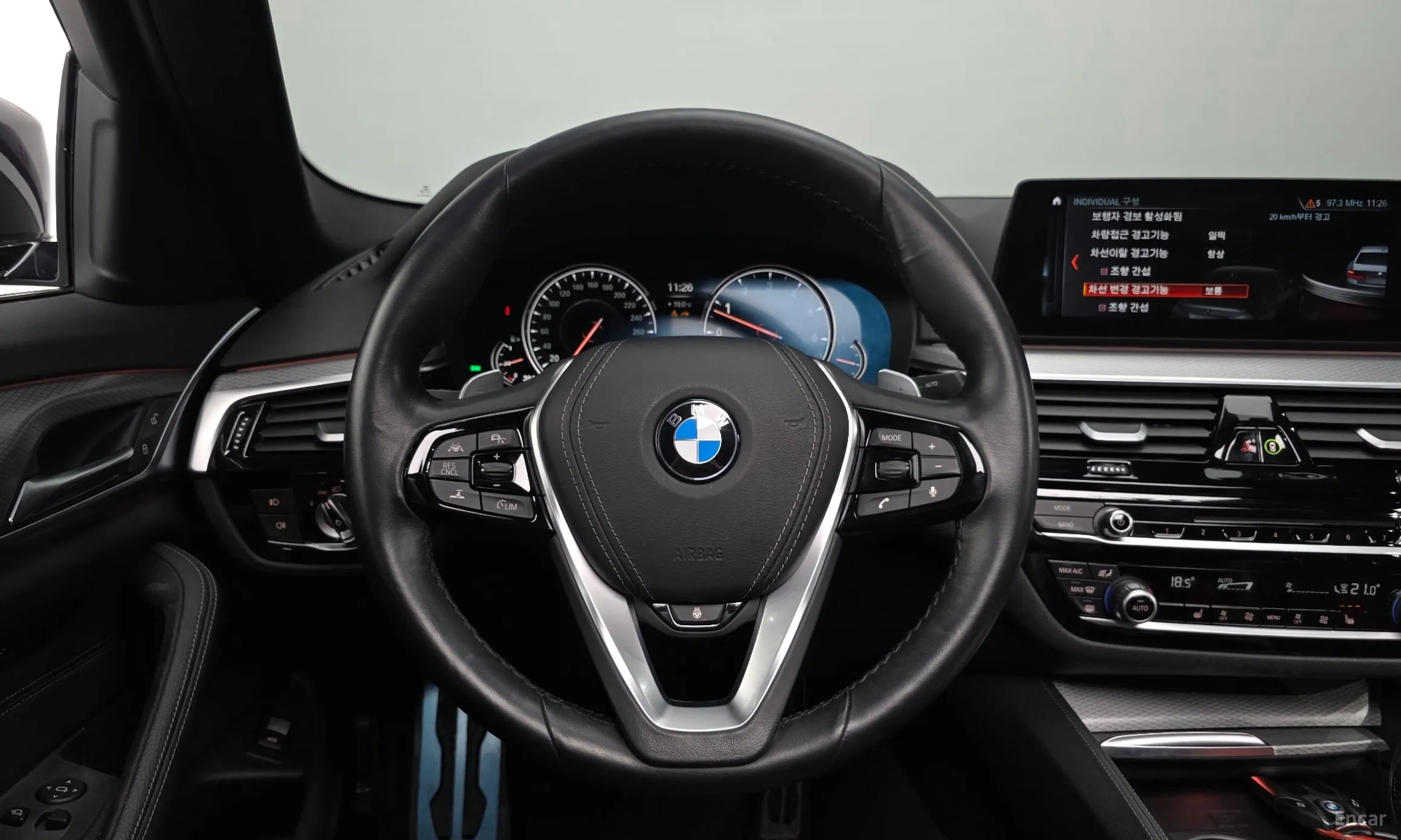 BMW 5 Series (G30) превью 14