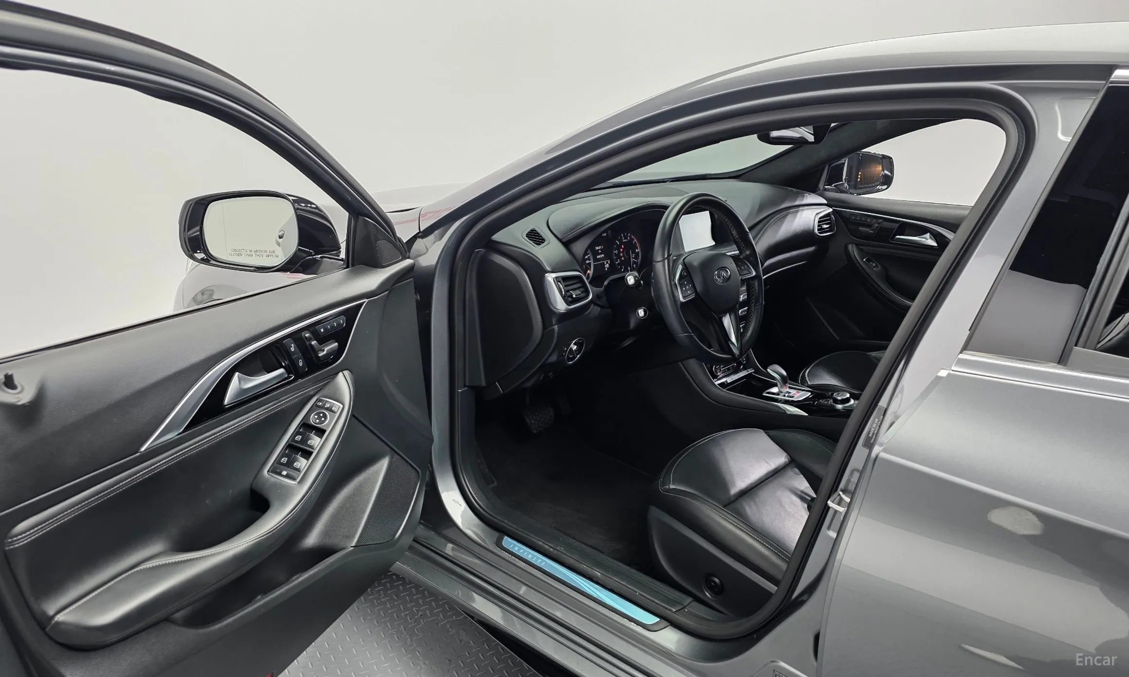 Infiniti Q30 превью 10