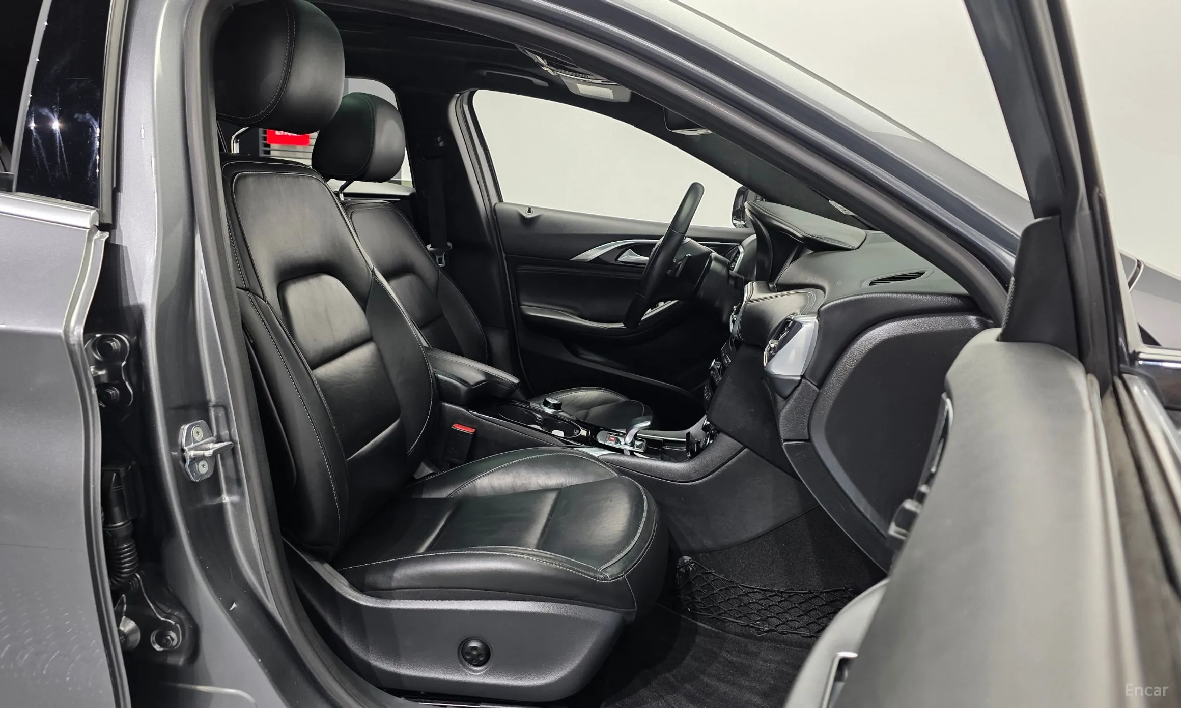 Infiniti Q30 превью 11