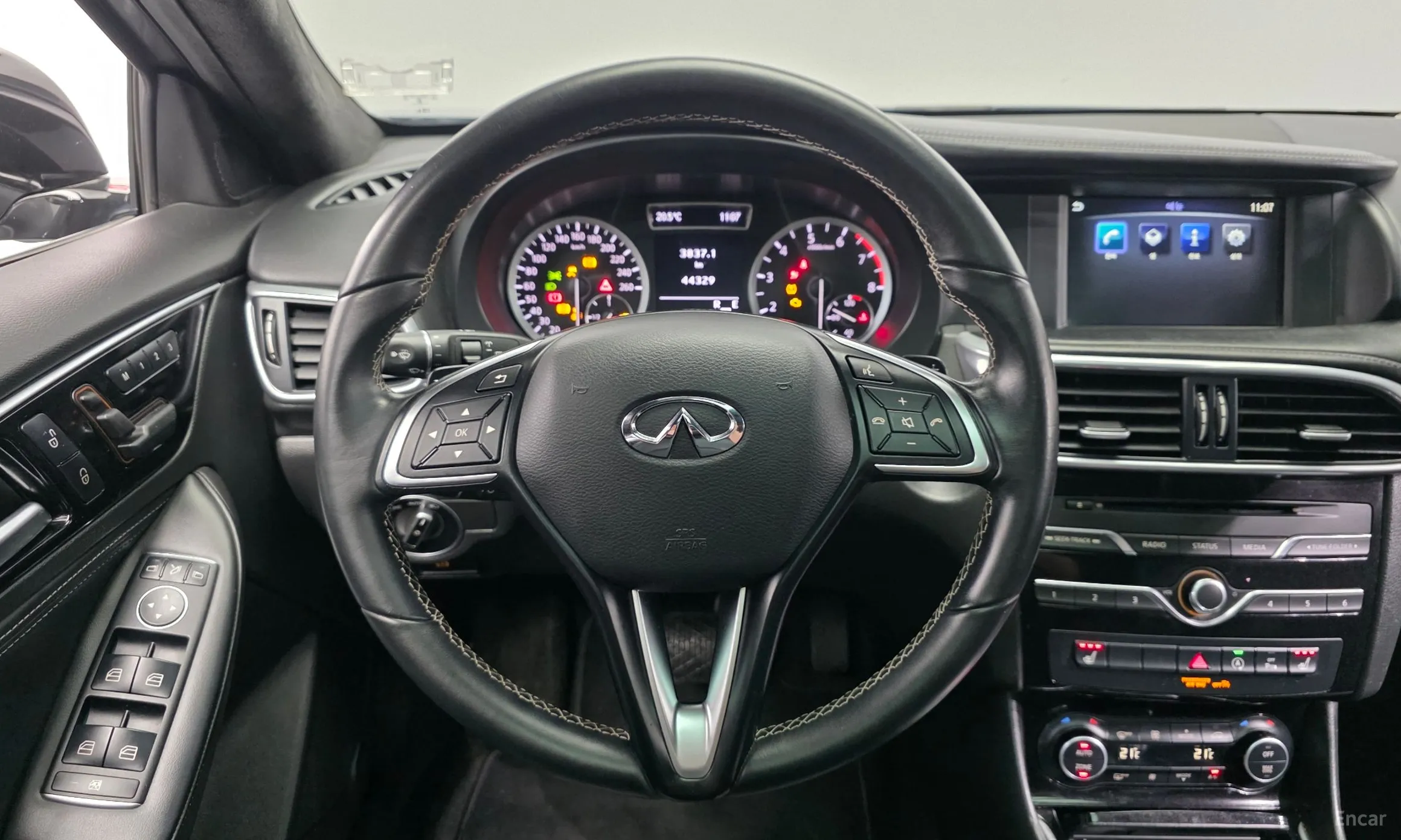 Infiniti Q30 превью 13