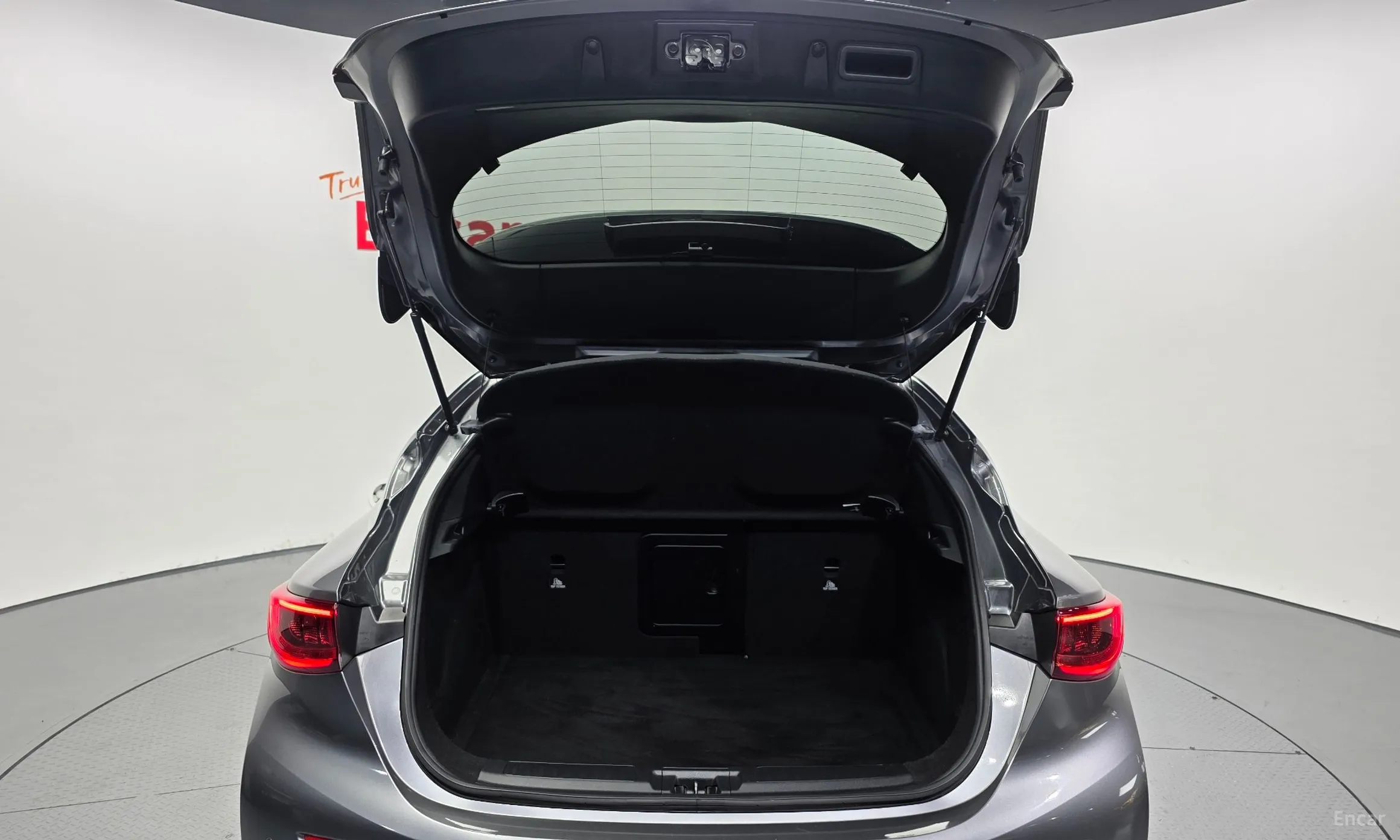 Infiniti Q30 превью 20