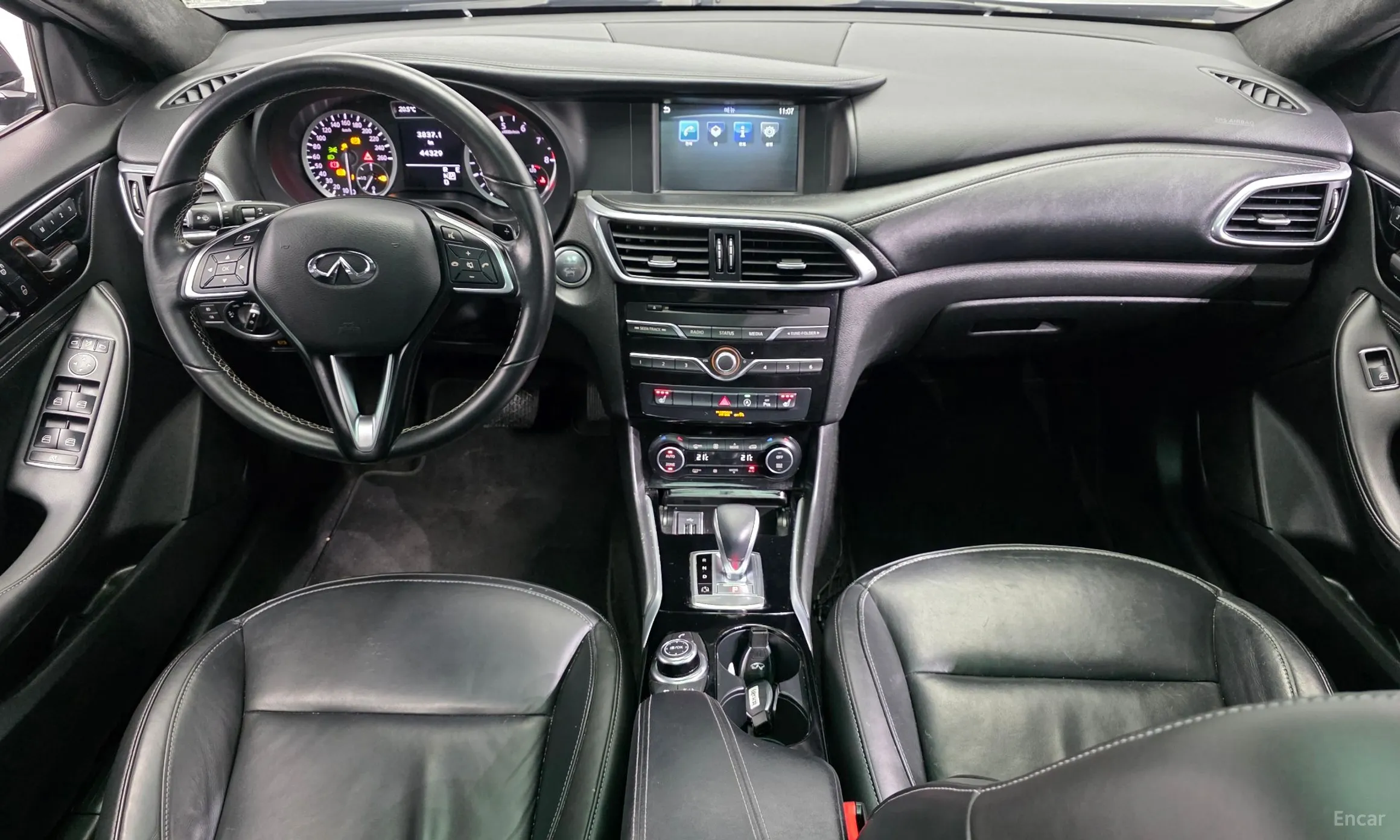 Infiniti Q30 превью 7