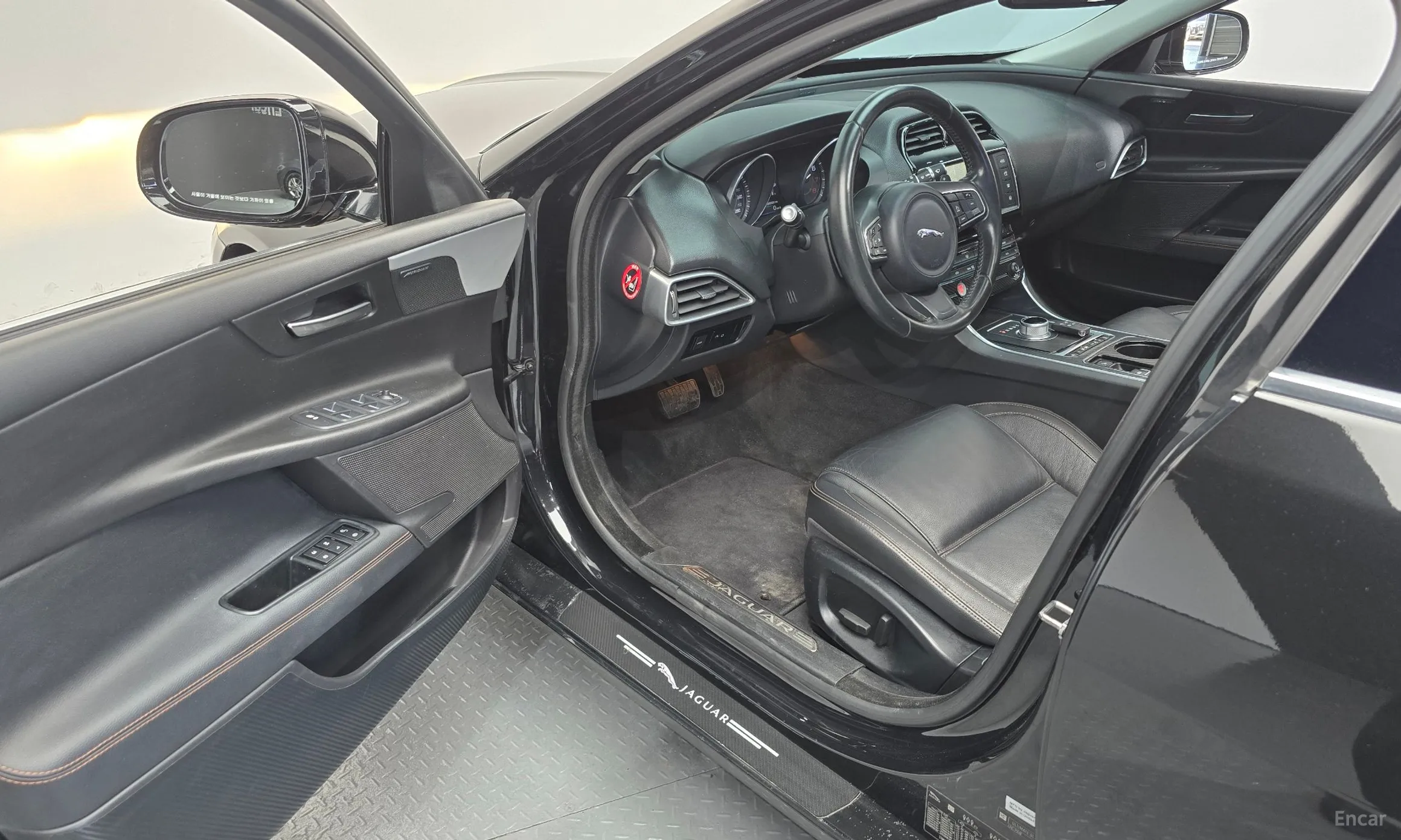 Jaguar XE превью 10