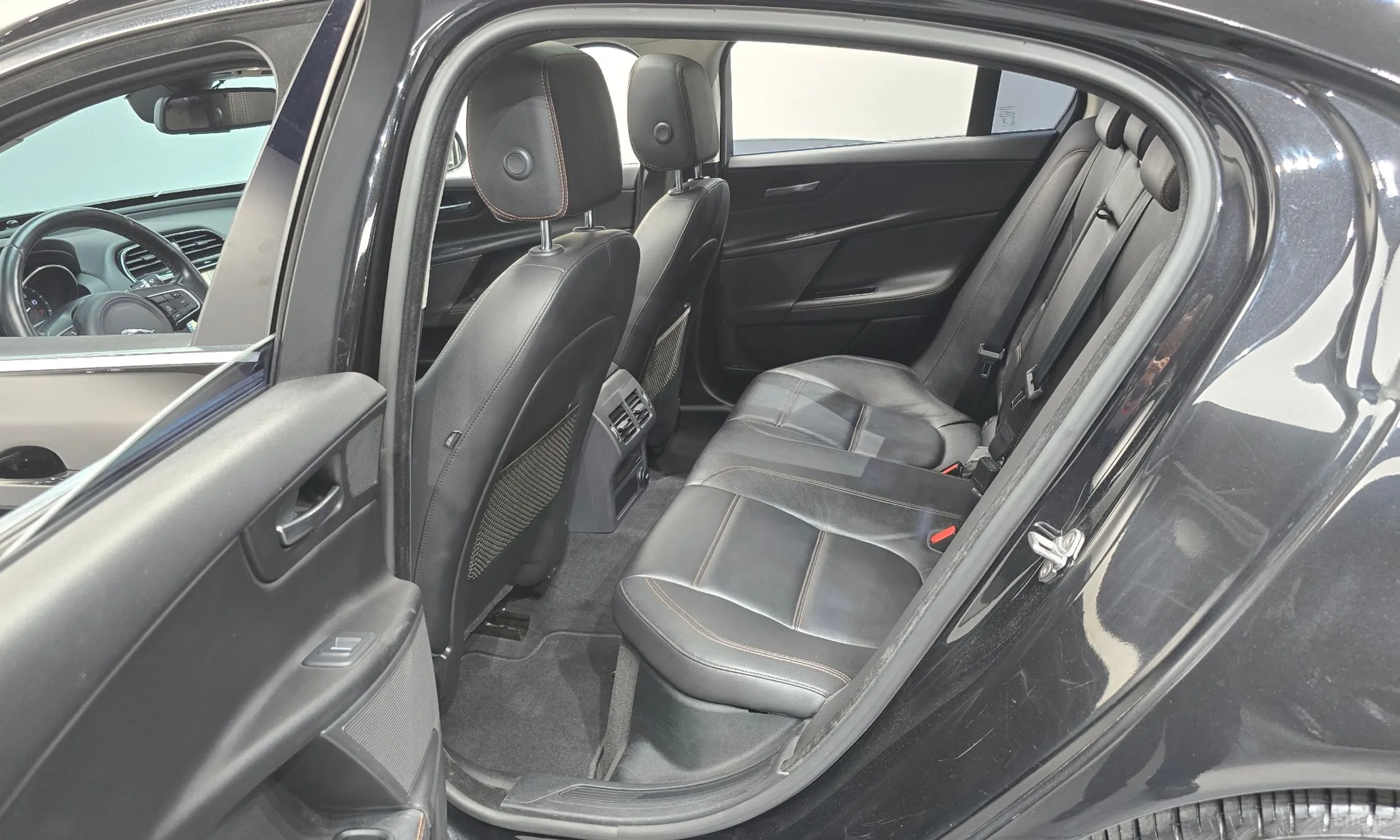 Jaguar XE превью 11